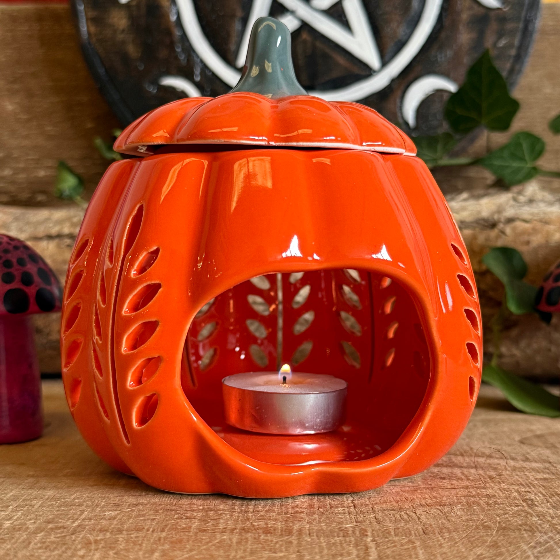 Add a touch of autumn elegance to your home with this pumpkin-shaped oil burner and wax warmer from Orange Leaf. Crafted with charming cut-out details, it creates a cosy, ambient glow perfect for chilly autumn evenings. Ideal for melting autumn-themed wax melts or fragrance oils, it fills your home with comforting seasonal scents. Always remove the lid when in use. A decorative and practical piece, this oil burner brings both style and warmth to your seasonal décor.