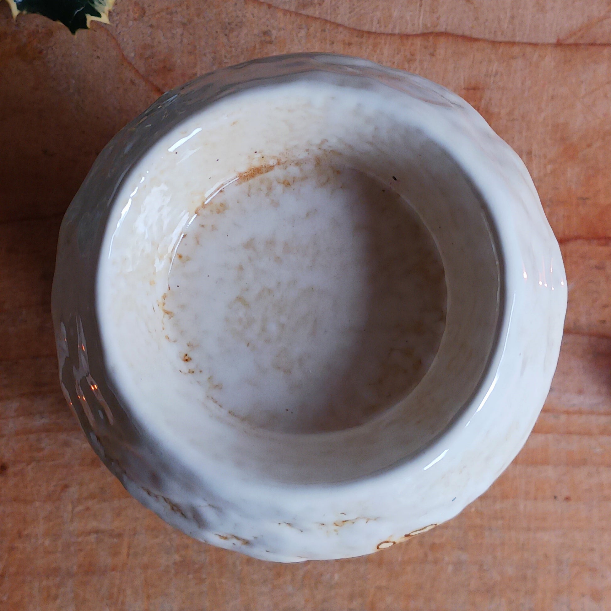 Bring timeless holiday charm to your home with this Handcrafted Christmas Oil Wax Warmer by Village Pottery. Designed in the shape of a festive wreath, this ceramic warmer combines beauty and practicality for the holiday season. Perfect for wax melts or essential oils, it creates a warm and inviting atmosphere as the fragrance fills your space.