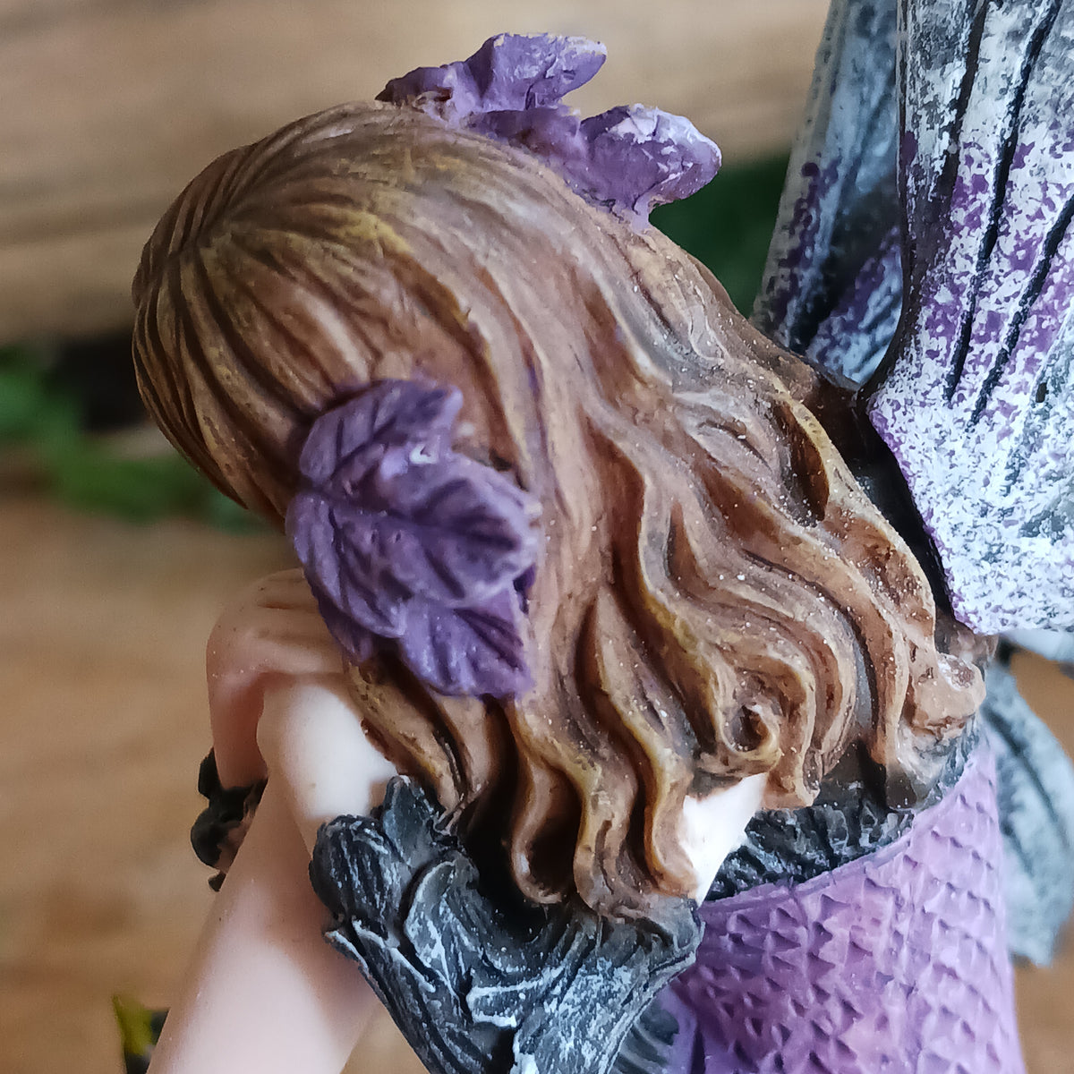 Bring a touch of wistful fantasy and autumnal magic to your home with this beautiful Nemesis Now Autumn Fairy Figurine.