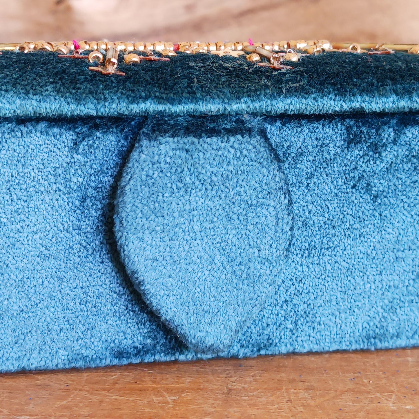 Add elegance and mystique to your collection with this finely embroidered jewellery and tarot box. Made in India and crafted from soft velvet in a rich blue hue, this piece is adorned with intricate embroidery and ornamental beads for a touch of luxury. Perfect for storing jewellery, tarot cards, crystals, or other cherished items, its small strap and button closure keep your treasures secure.