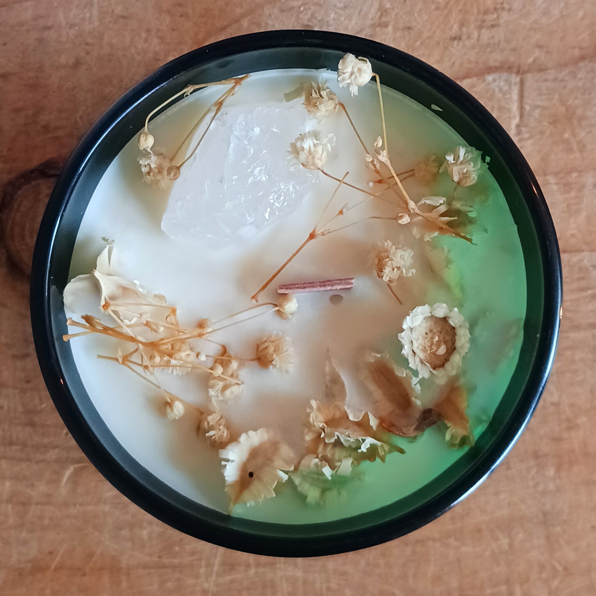 Step into the mystical world with this Hop Hare Crystal Magic Flower Candle - The Lion, crafted with Rock Quartz and dry flowers.