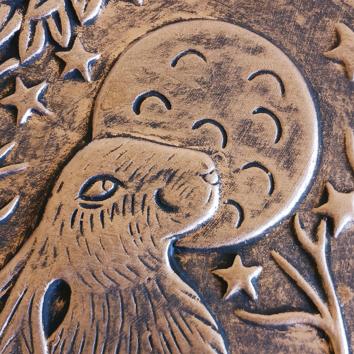 Add a touch of mystical woodland charm to your home with this beautiful Lisa Parker Moon Gazing Hare Terracotta Plaque. Featuring a striking hare gazing towards the moon, this circular decorative plaque has a distinctive copper-effect finish that gives it a warm, antique-inspired appearance.