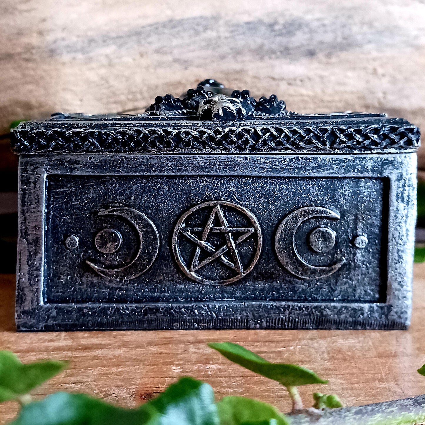 From the macabre masters at Nemesis Now, this Black Cat Familiar Box is a must-have for any occult enthusiast. At its centre sits a mystical black cat familiar perched atop a horned skull, radiating dark enchantment and protective energy.