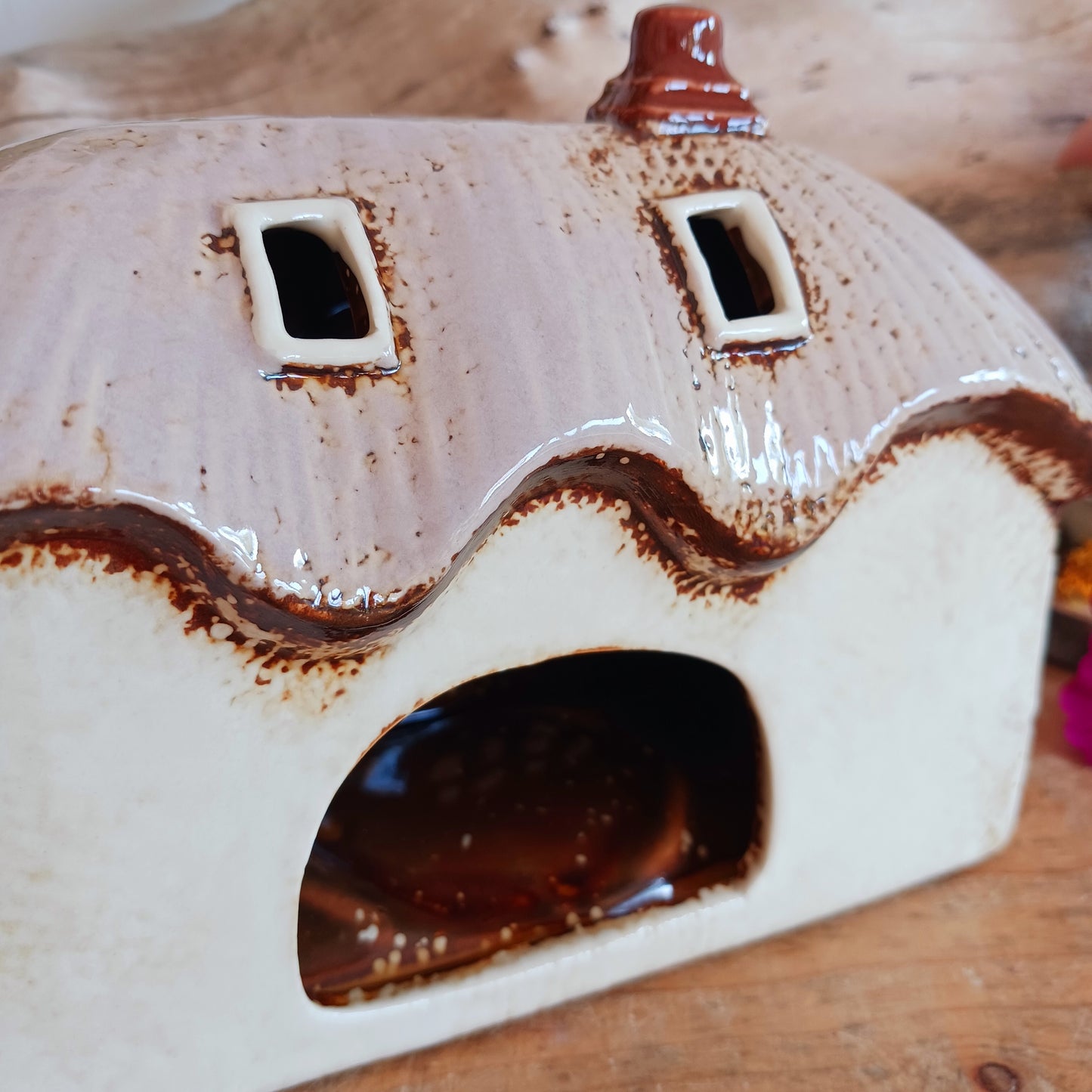 Illuminate your home with the charming Red Lion Pub Tealight Holder from the Village Pottery Collection. Crafted from quality ceramic, this delightful tealight holder adds warmth and character to any space. Perfect for creating your own enchanting village scene, it’s both a functional tealight holder and a decorative ornament.