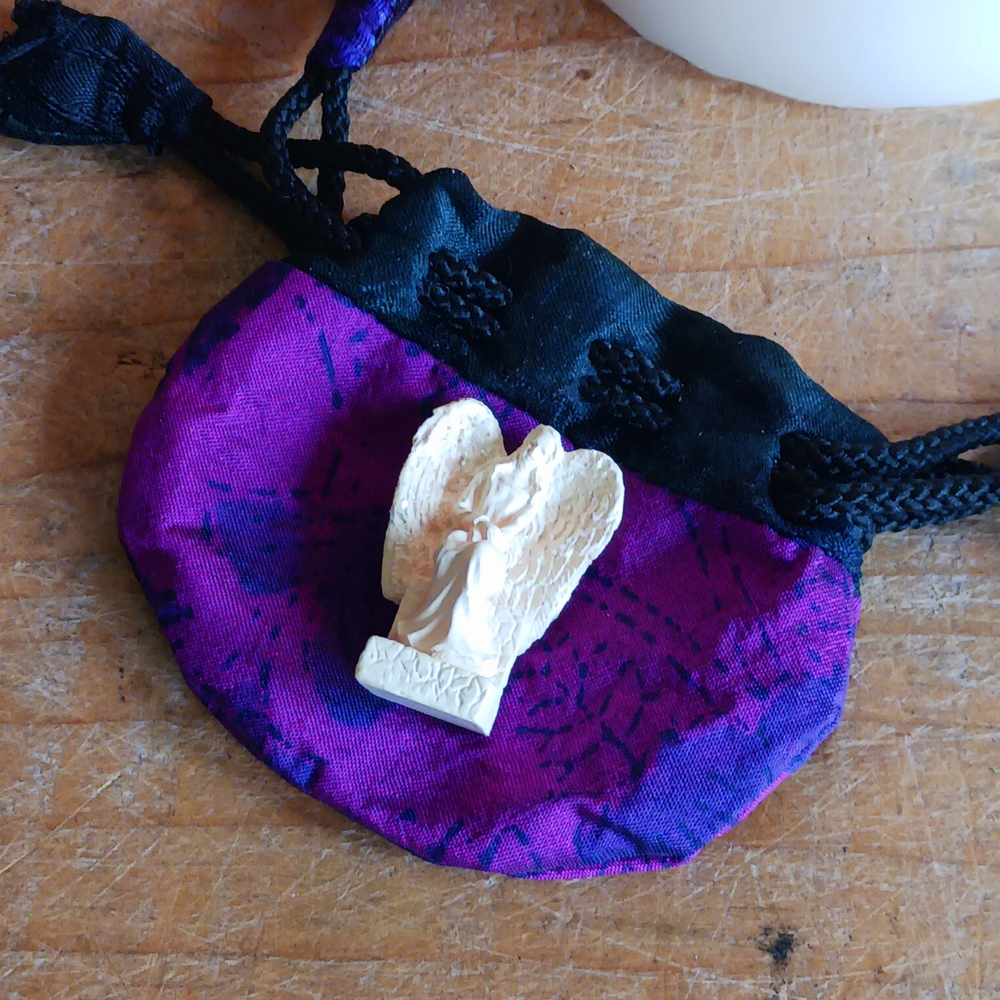 Embrace strength and inner bravery with the Tiny Amazing Angel – Courage. This beautifully crafted 2 cm pocket angel statue serves as a gentle reminder that courage begins within the heart and grows through faith, perseverance, and trust in the journey.