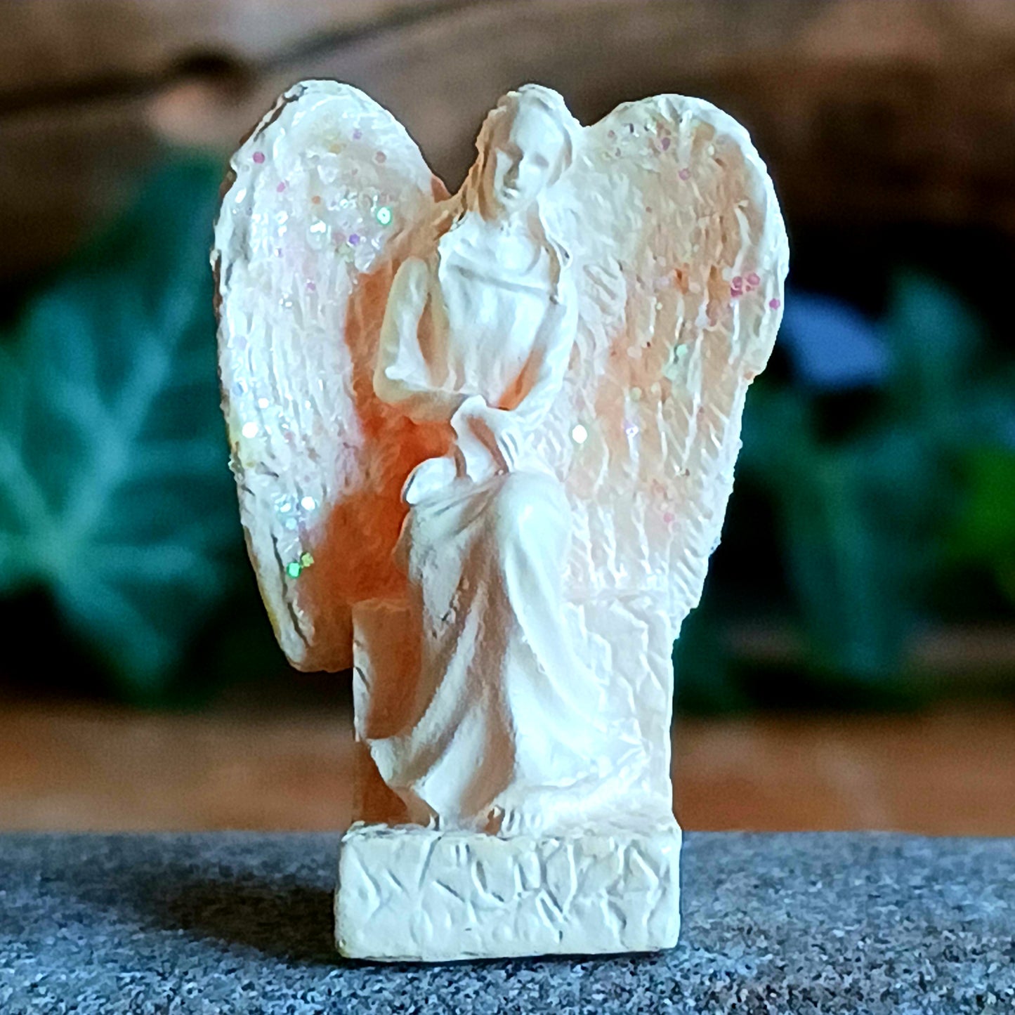 Embrace strength and inner bravery with the Tiny Amazing Angel – Courage. This beautifully crafted 2 cm pocket angel statue serves as a gentle reminder that courage begins within the heart and grows through faith, perseverance, and trust in the journey.
