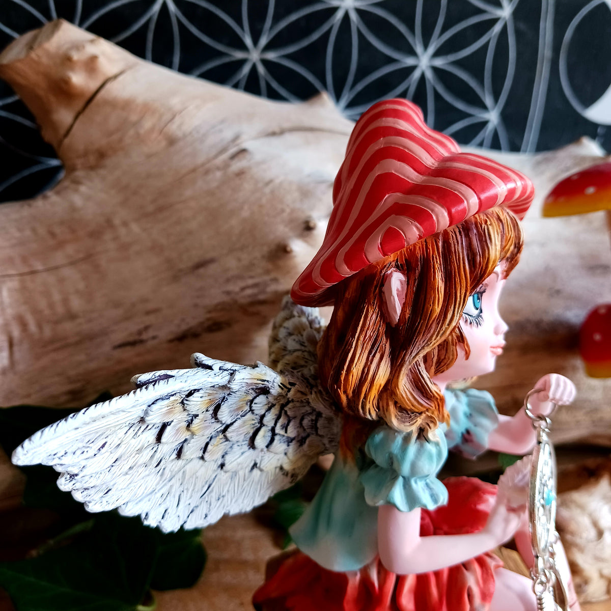 Bring the enchanting magic of autumn into your home with this Dreamweaver Autumn Fae by Nemesis Now, a whimsical vintage-inspired fairy filled with the warmth, colour and mystery of the season.