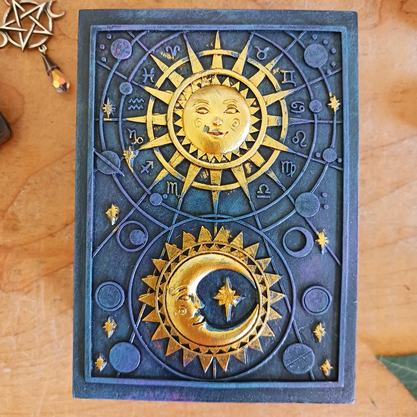 Keep your spiritual tools safe and stylish with our Sun and Moon Resin Storage Box, a stunning celestial-themed piece adorned with raised astrology symbols and an intricate gold-finished sun and moon design.