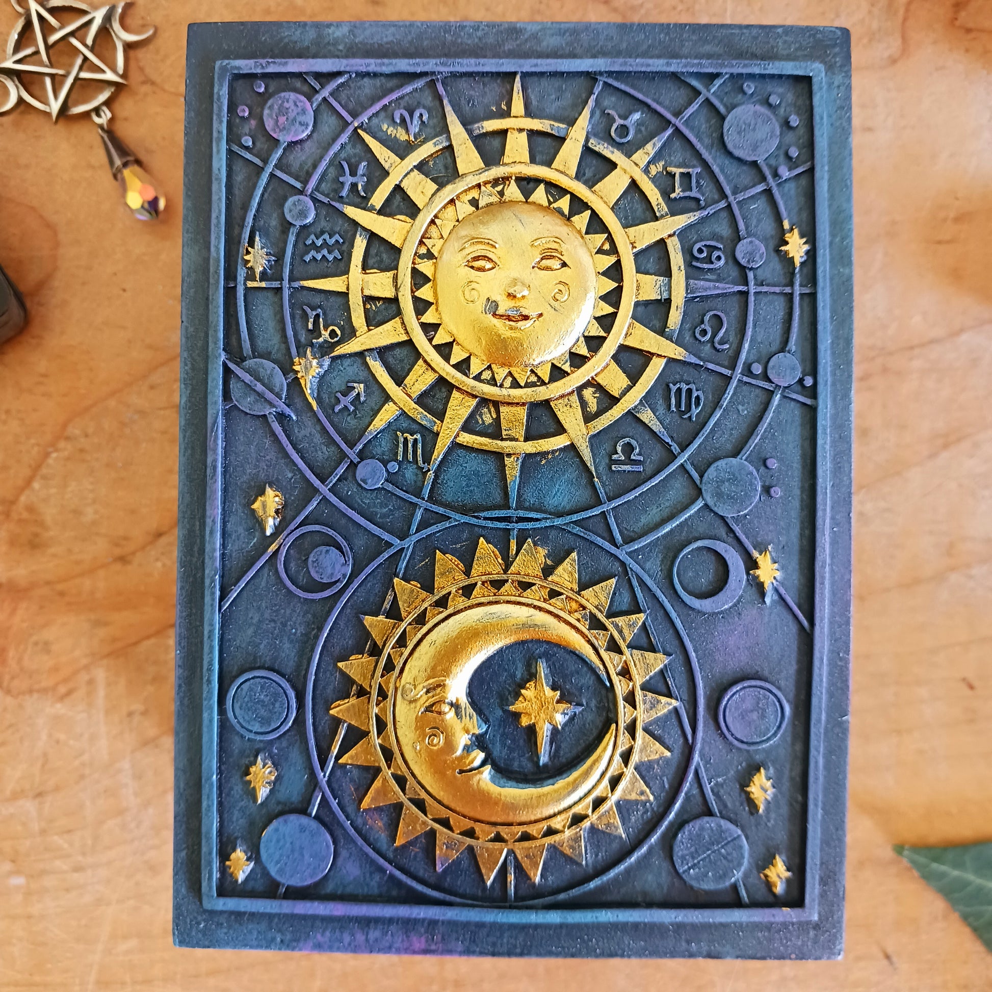 Keep your spiritual tools safe and stylish with our Sun and Moon Resin Storage Box, a stunning celestial-themed piece adorned with raised astrology symbols and an intricate gold-finished sun and moon design.
