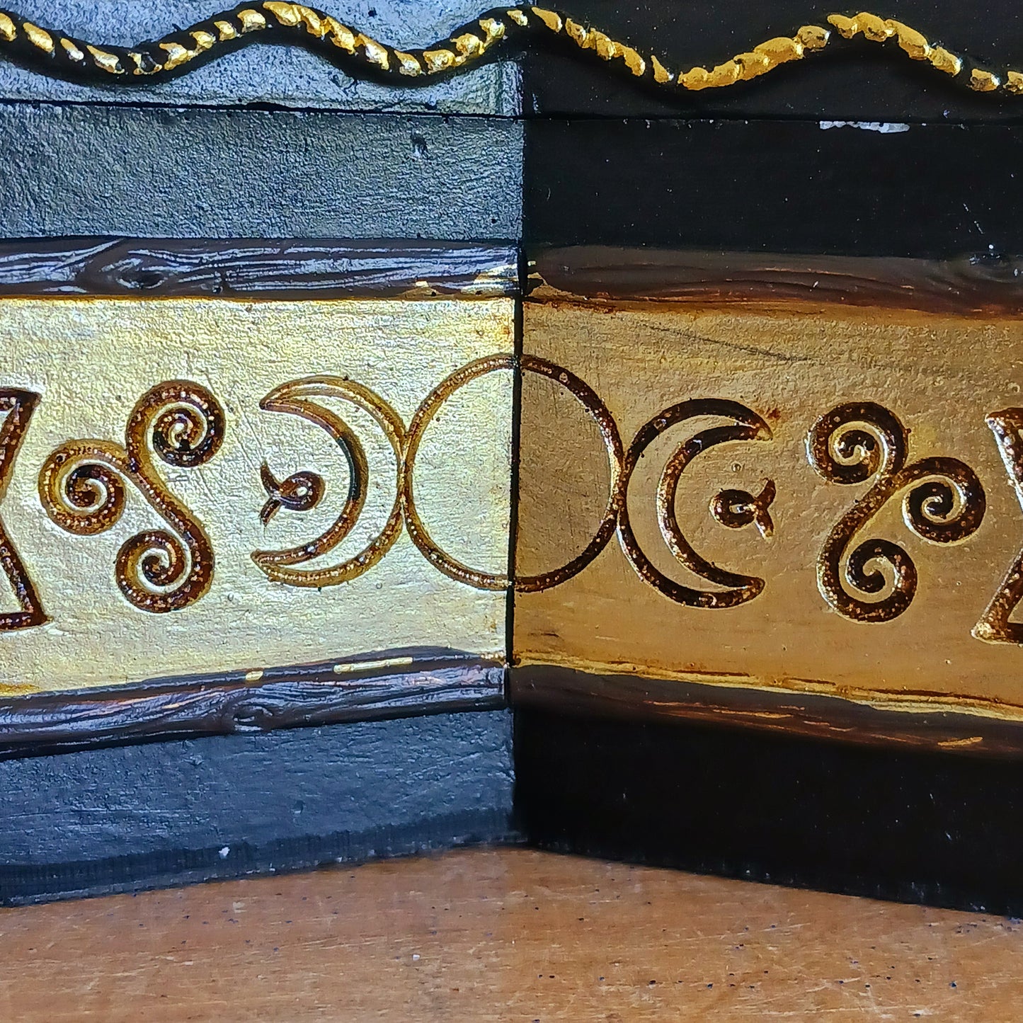 Mystical pentagram jewellery box with witch broom design. Durable polyresin, 16x16x7 cm. Perfect for jewellery, herbs, crystals & keepsakes.