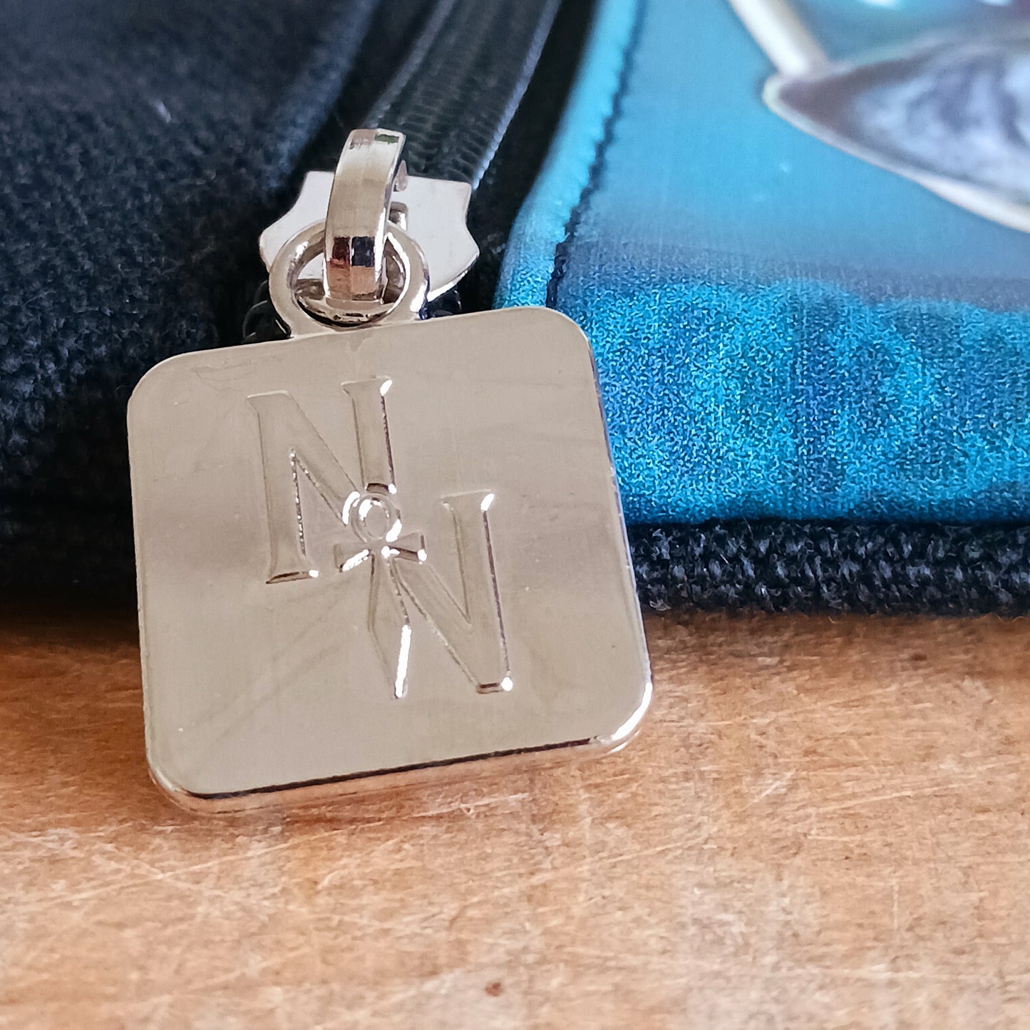 Step into the wild with this visually striking Lisa Parker Wolf Shoulder Bag, from Nemesis Now. Featuring artwork from the renowned fantasy and wildlife artist Lisa Parker, this bag captures the raw spirit of nature and mysticism.