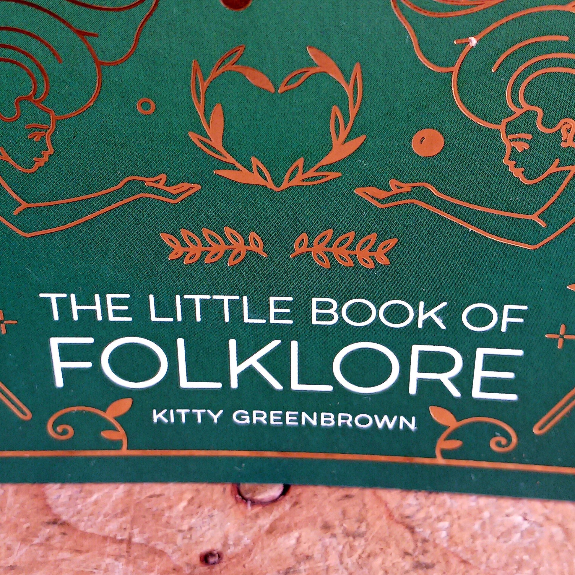 Discover the enchanted world of British folklore with this beautifully written pocket guide. Folklore brings to life mythical creatures, noble knights, and mysterious spirits passed down through generations.