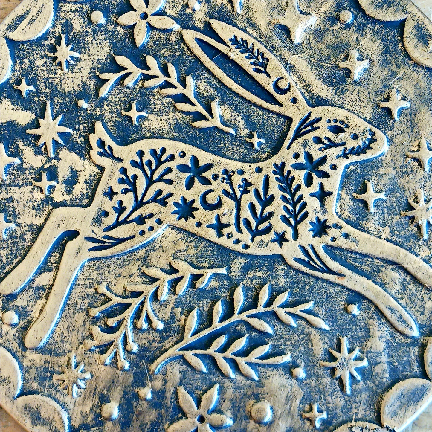 Add a touch of seasonal magic to your home or garden with this enchanting Winter Solstice Hare Hanging Plaque. Crafted from terracotta and finished with an attractive brushed bronze effect, the plaque features an elegant leaping hare surrounded by intricate botanical detailing inspired by the beauty of the natural world.