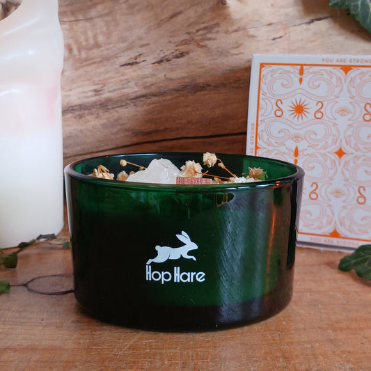 Step into the mystical world with this Hop Hare Crystal Magic Flower Candle - The Lion, crafted with Rock Quartz and dry flowers.