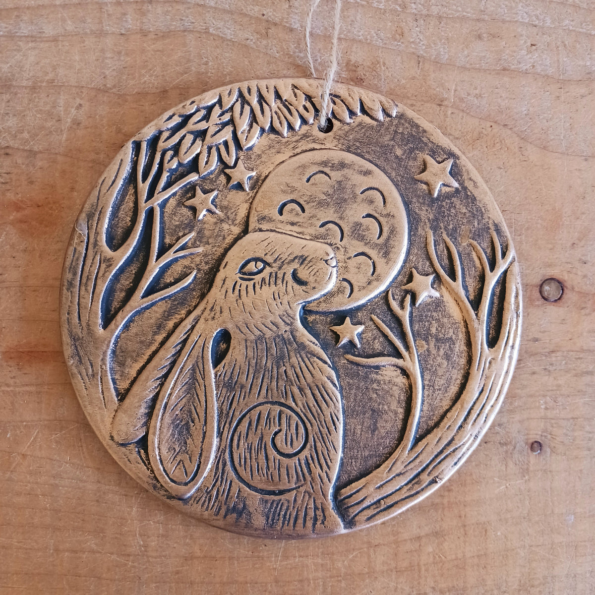 Add a touch of mystical woodland charm to your home with this beautiful Lisa Parker Moon Gazing Hare Terracotta Plaque. Featuring a striking hare gazing towards the moon, this circular decorative plaque has a distinctive copper-effect finish that gives it a warm, antique-inspired appearance.