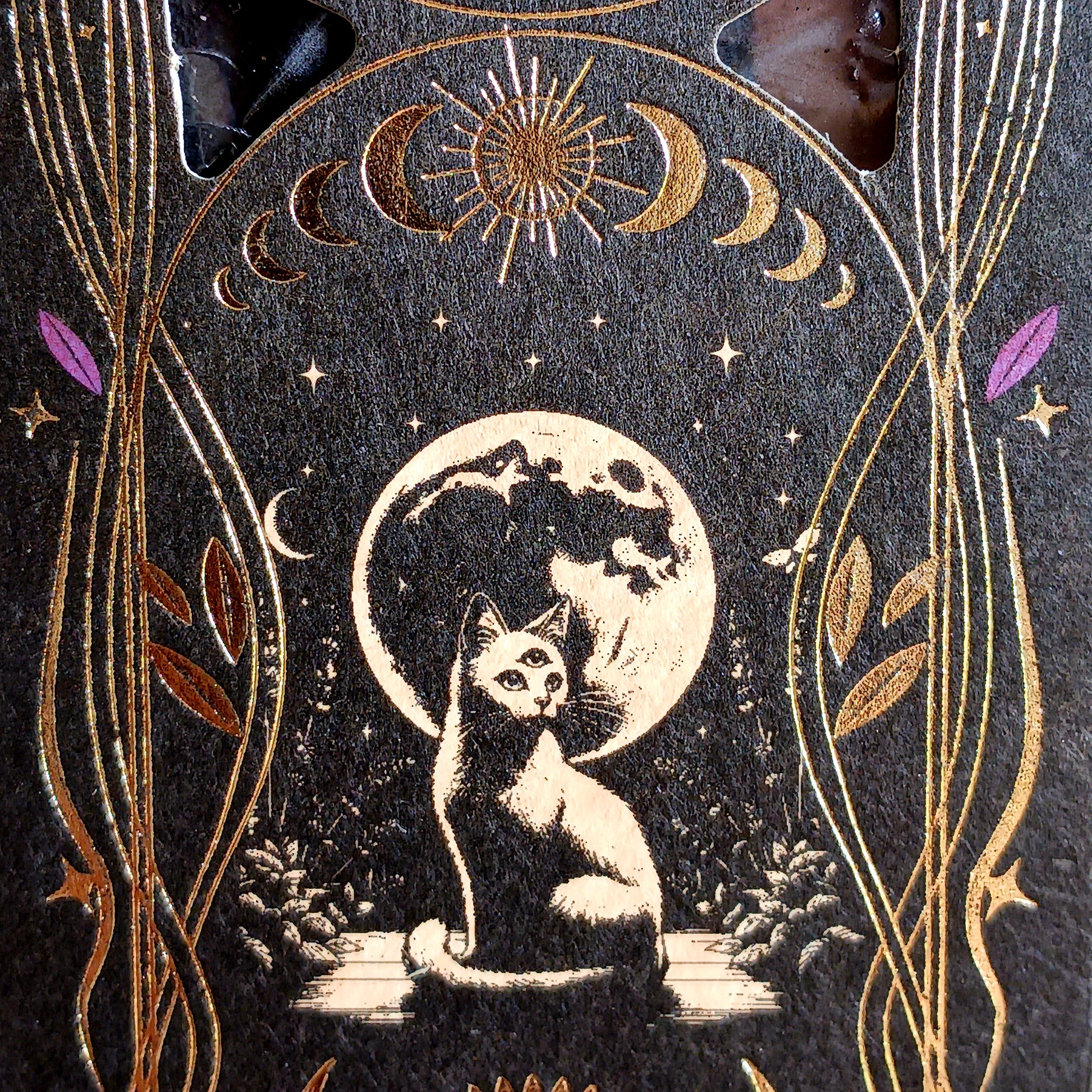 Invite magic into your full moon rituals with the Sagrada Madre Ritual Full Moon Incense. Handcrafted in Argentina, each stick is made from a natural blend of aromatic concentrated oils, charcoal, salt, and a plant-based binder.