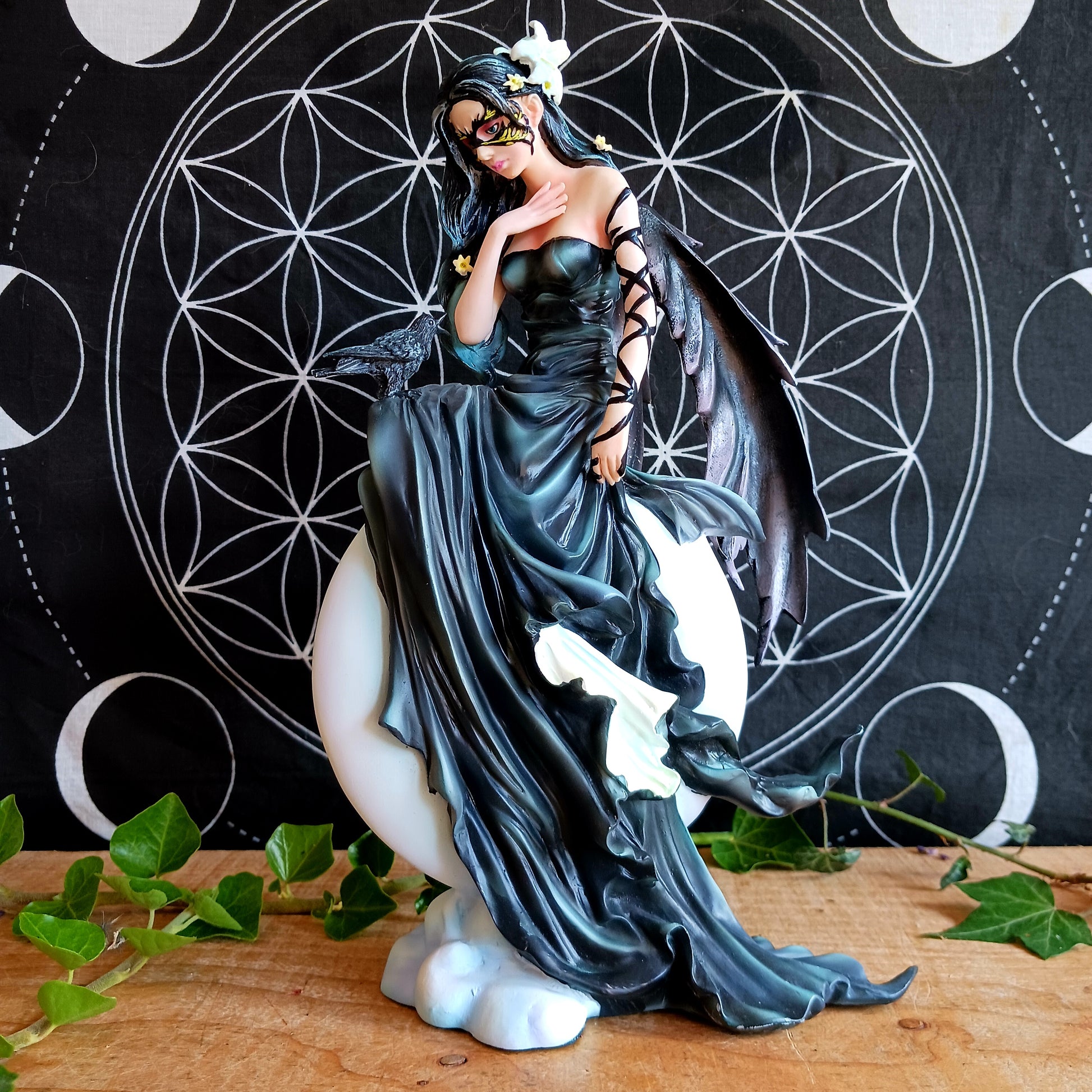 Step into a world of mystery and enchantment with this exquisite Fantasy figurine from Gothic brand Nemesis Now, inspired by the imagination of renowned artist and writer Nene Thomas.