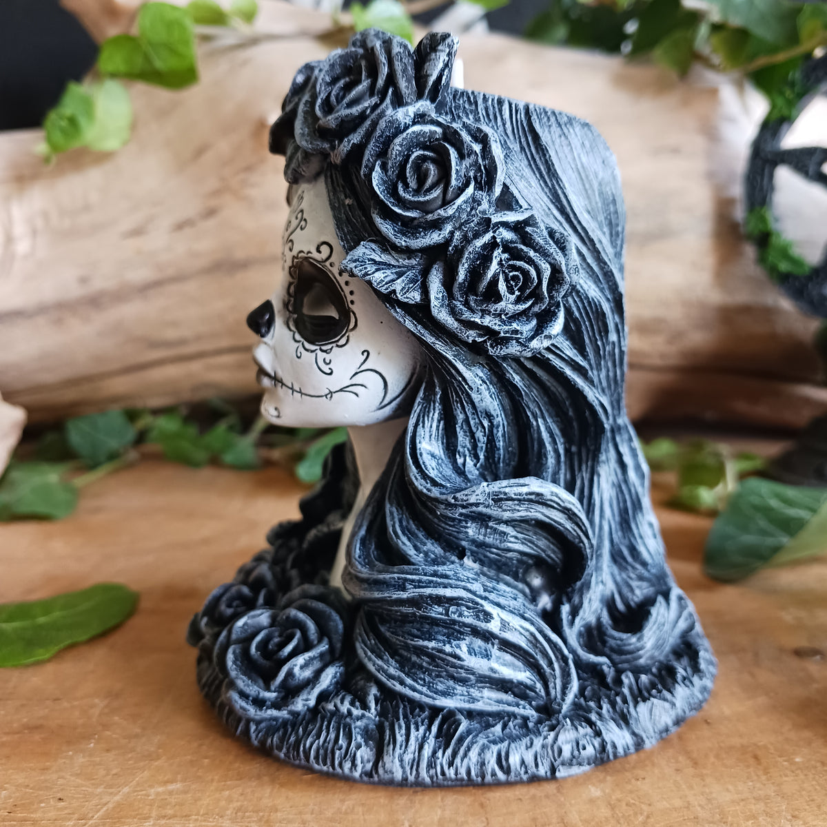 Add a touch of gothic mystery to your home with the Flor de Muerte Tea Light Holder. Inspired by dark floral symbolism, the supernatural and the beauty of the night, this enchanting candle holder creates a captivating atmosphere when illuminated by the gentle glow of a tea light.