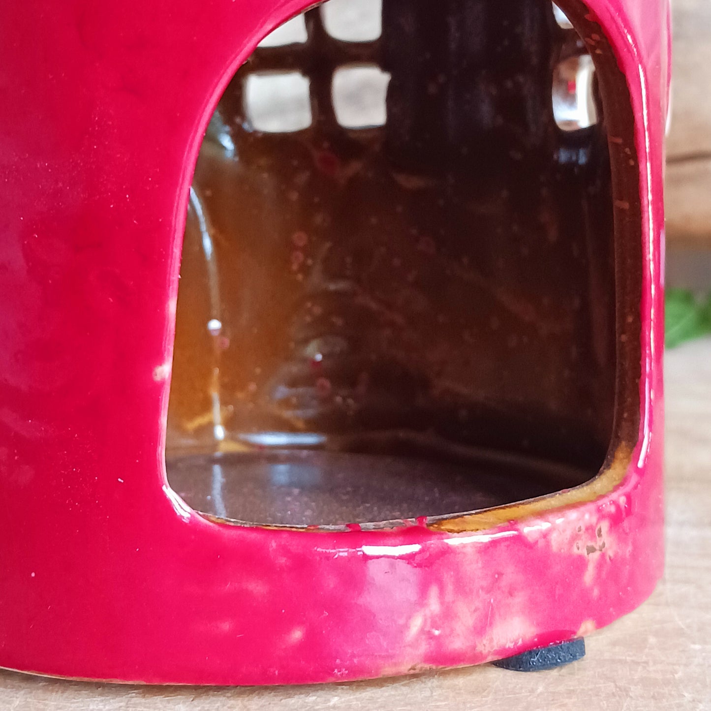 Bring timeless holiday charm to your home with this Handcrafted Christmas Oil Wax Warmer by Village Pottery. Designed in the shape of a festive wreath, this ceramic warmer combines beauty and practicality for the holiday season. Perfect for wax melts or essential oils, it creates a warm and inviting atmosphere as the fragrance fills your space.