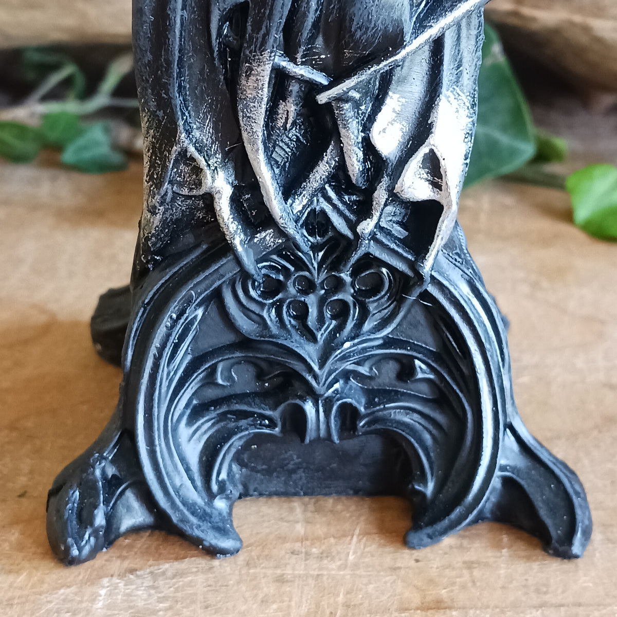 Add a touch of mythical drama to your home with the Dark Heart Candle Holder, a beautifully crafted fantasy ornament featuring two dragons lovingly positioned head-to-head to hold a single tealight or pillar candle.