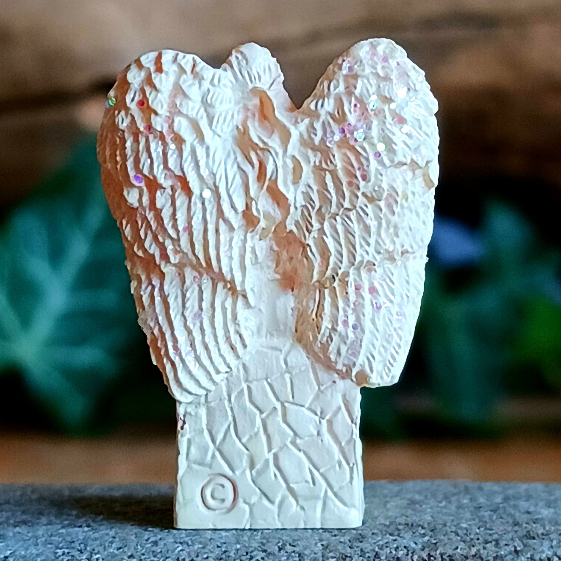 Embrace strength and inner bravery with the Tiny Amazing Angel – Courage. This beautifully crafted 2 cm pocket angel statue serves as a gentle reminder that courage begins within the heart and grows through faith, perseverance, and trust in the journey.