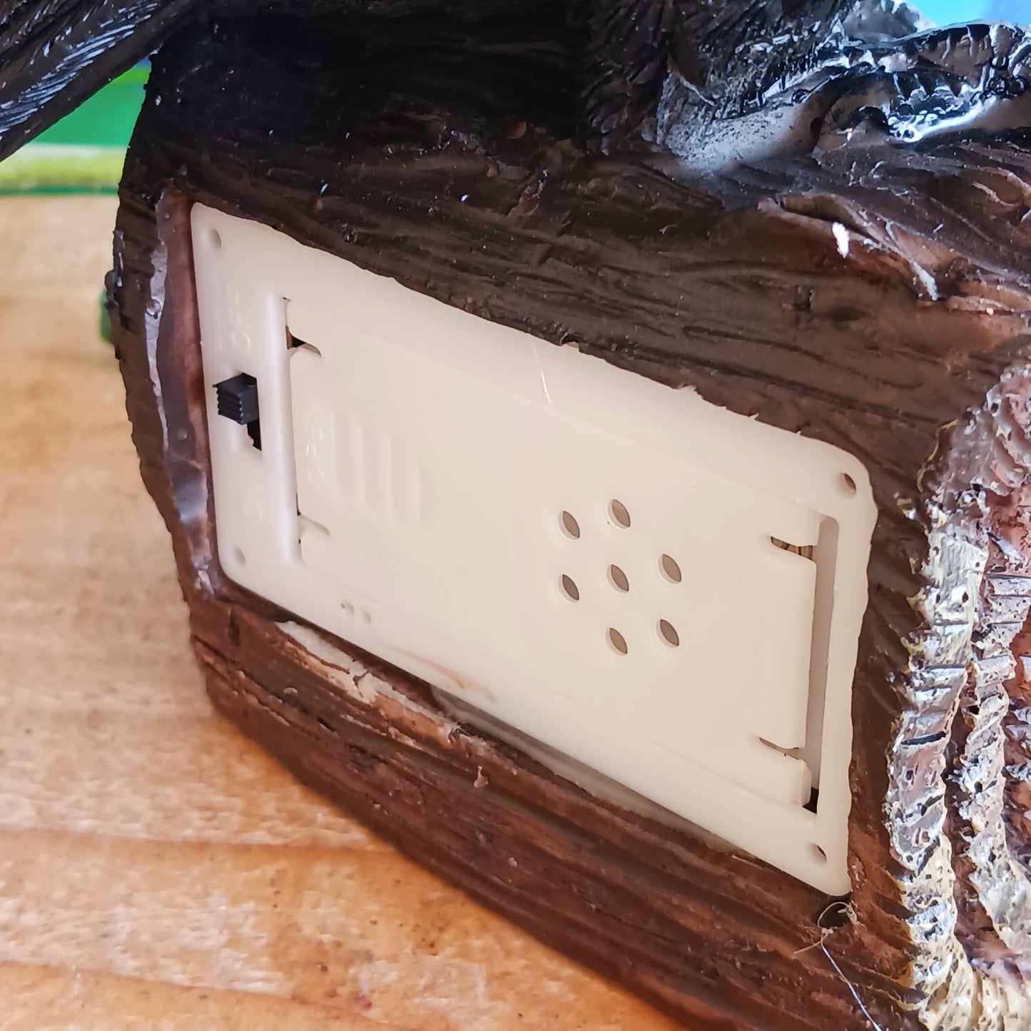 Bring a touch of mystery and nature to your space with this lifelike medium-sized raven figurine. Crafted from high-quality resin, it features meticulously detailed feathers and is perched on a base designed to resemble natural wood. The built-in motion sensor triggers an authentic raven call, adding an interactive and atmospheric element to your décor. Perfect for gothic interiors, nature-inspired arrangements, or as a distinctive gift, this captivating piece blends artistry with surprise for a truly memor