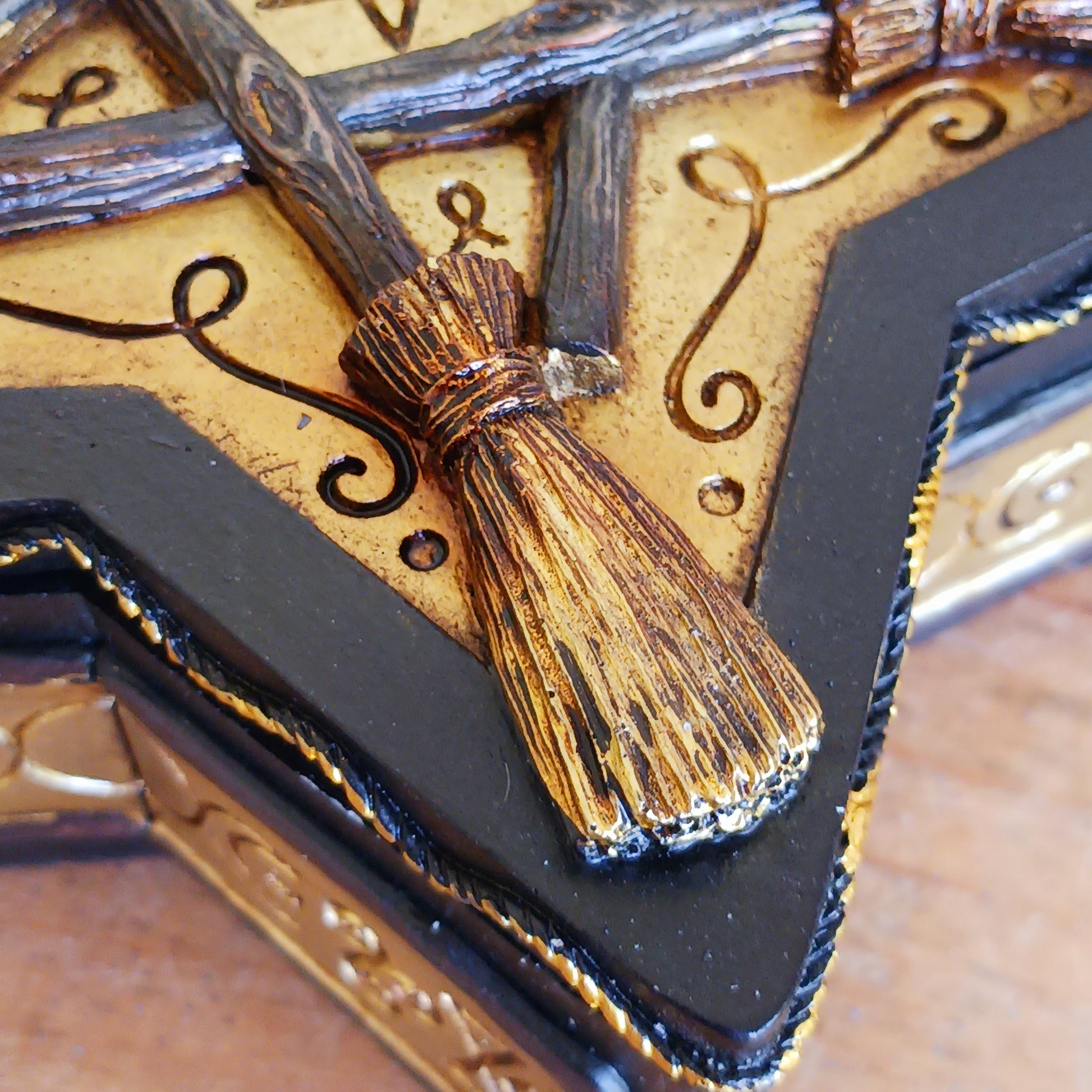 Mystical pentagram jewellery box with witch broom design. Durable polyresin, 16x16x7 cm. Perfect for jewellery, herbs, crystals & keepsakes.