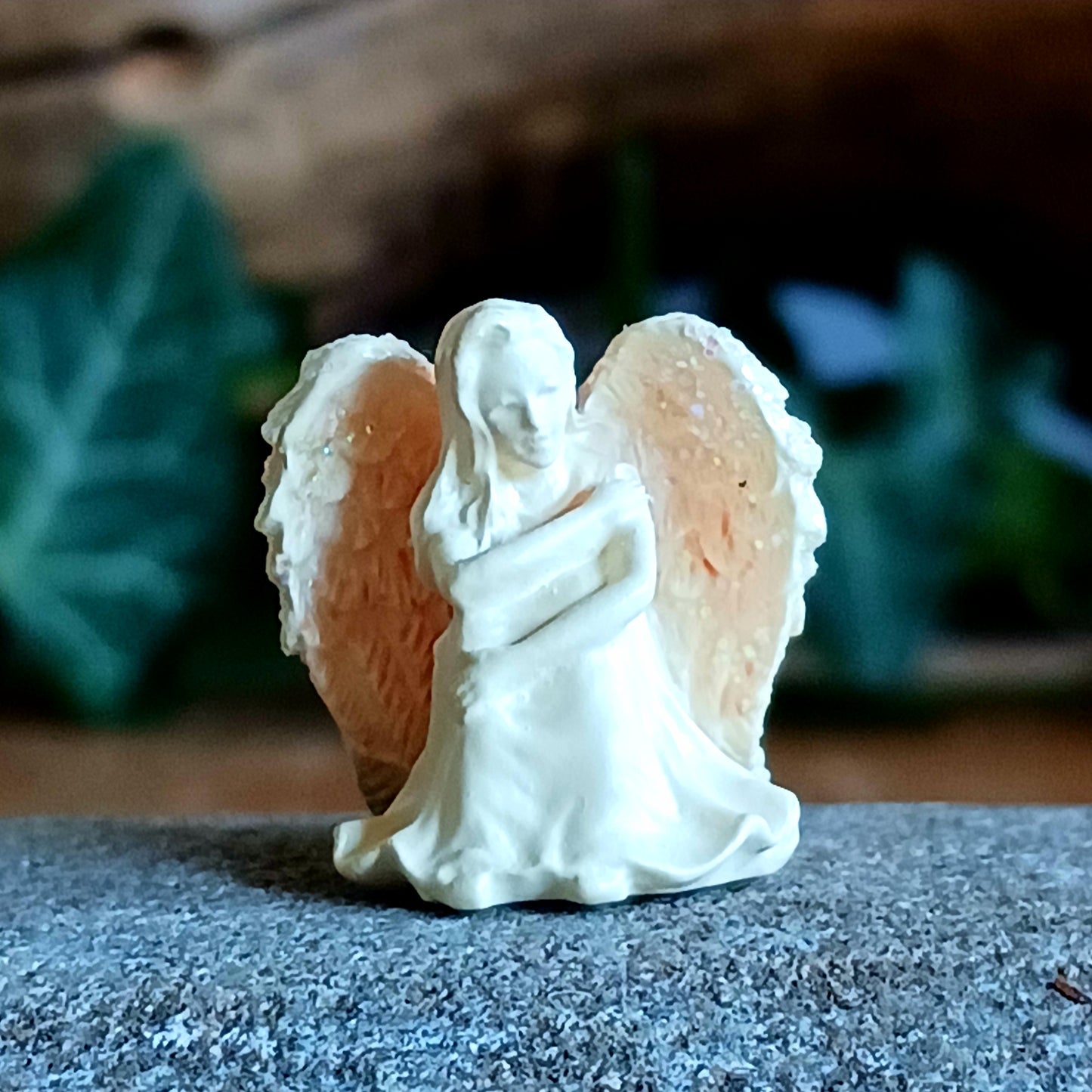 Hold a symbol of light and renewal in your hand with the Tiny Amazing Angel – Hope. This delicate 2 cm pocket angel statue reminds us that even in moments of darkness, hope endures and guides us gently toward brighter days.