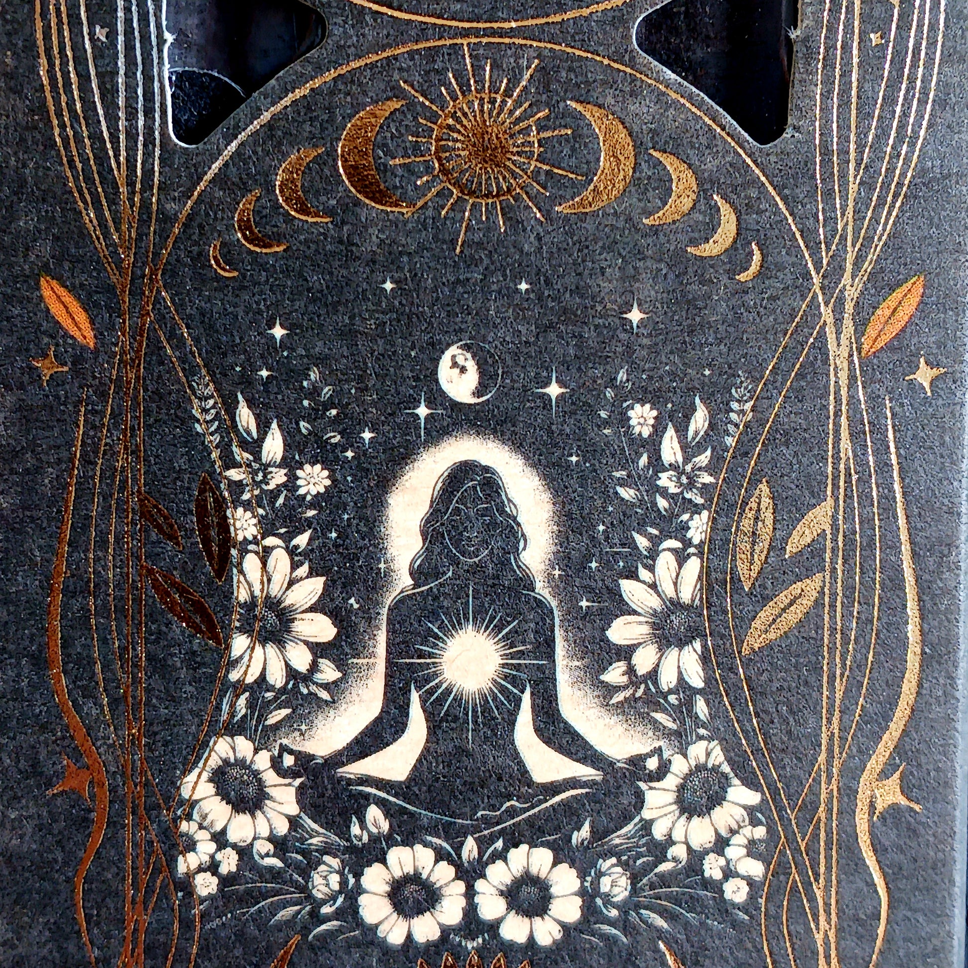 Reconnect with the present moment through the Sagrada Madre Ritual Gratitude Incense. Handmade in Argentina, each 23 cm stick is crafted from aromatic concentrated oils, charcoal, natural salt, and a plant-based binder — no synthetic additives.