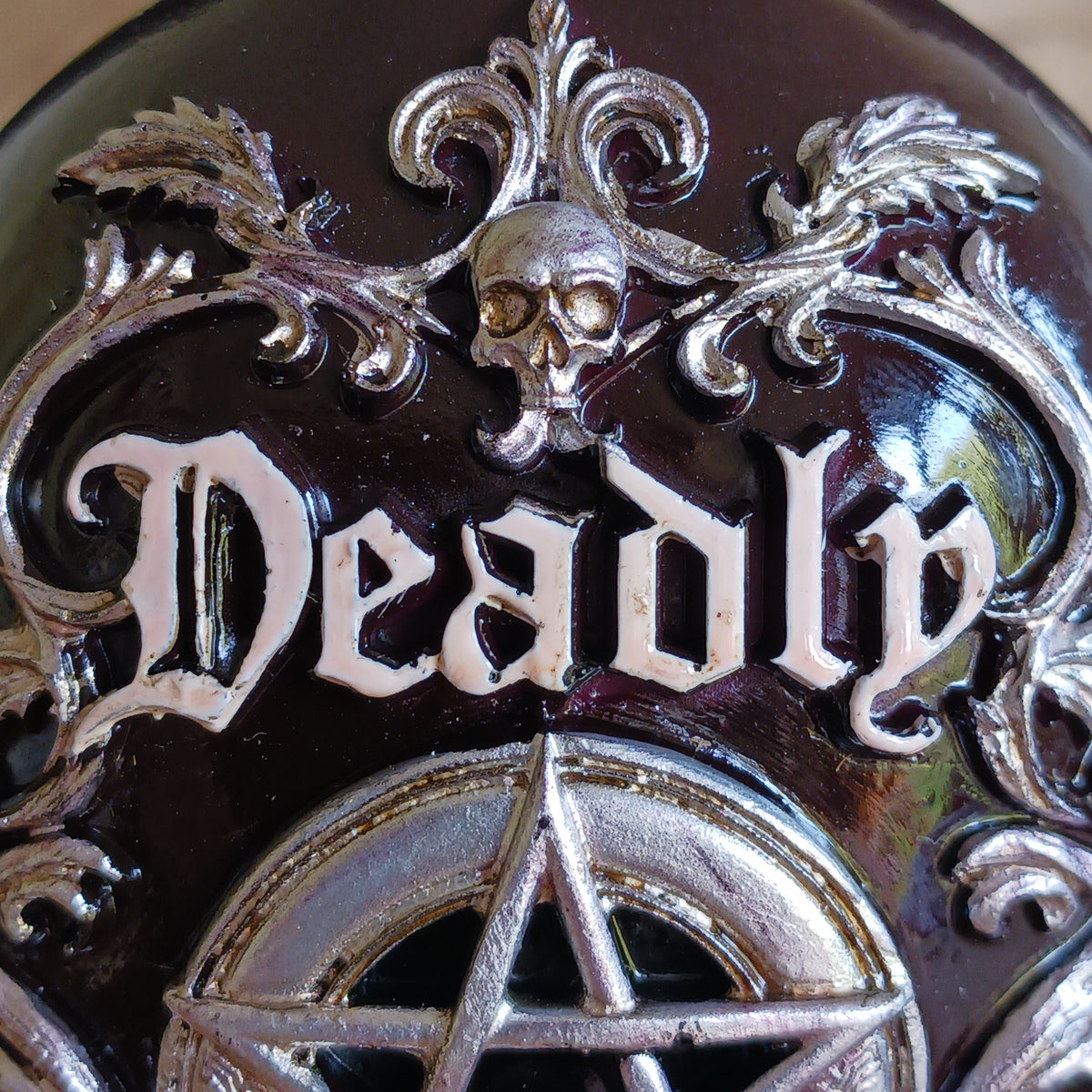 Add a touch of dark magic to your collection with this Gothic Deadly Nightshade Potion Bottle, a striking decorative piece inspired by occult symbolism, gothic style and dark fantasy.