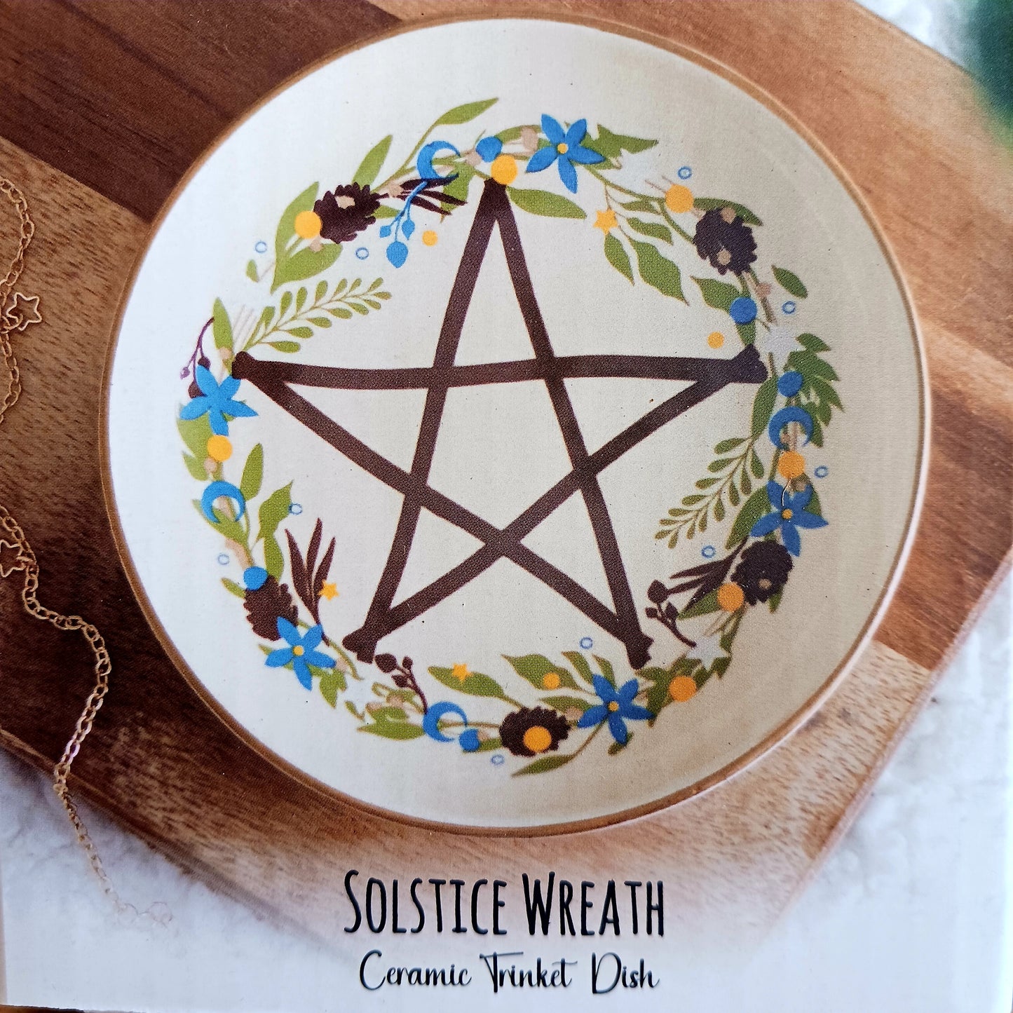 Add a touch of mystical charm to your home with this Solstice Wreath Pentagram Trinket Dish. Beautifully decorated with an elegant botanical pentagram design, this enchanting ceramic dish is perfect for keeping rings, crystals, earrings, necklaces and other tiny treasures safely stored in one place.