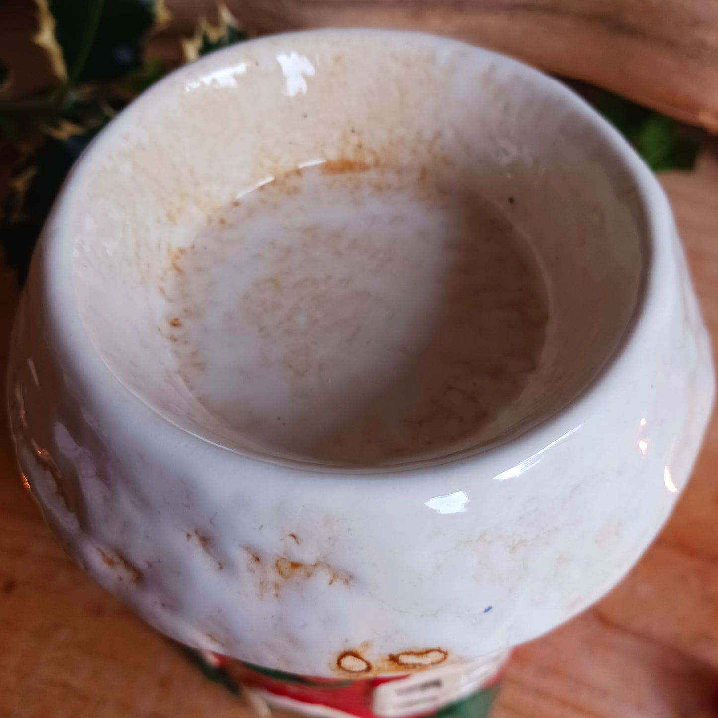 Bring timeless holiday charm to your home with this Handcrafted Christmas Oil Wax Warmer by Village Pottery. Designed in the shape of a festive wreath, this ceramic warmer combines beauty and practicality for the holiday season. Perfect for wax melts or essential oils, it creates a warm and inviting atmosphere as the fragrance fills your space.