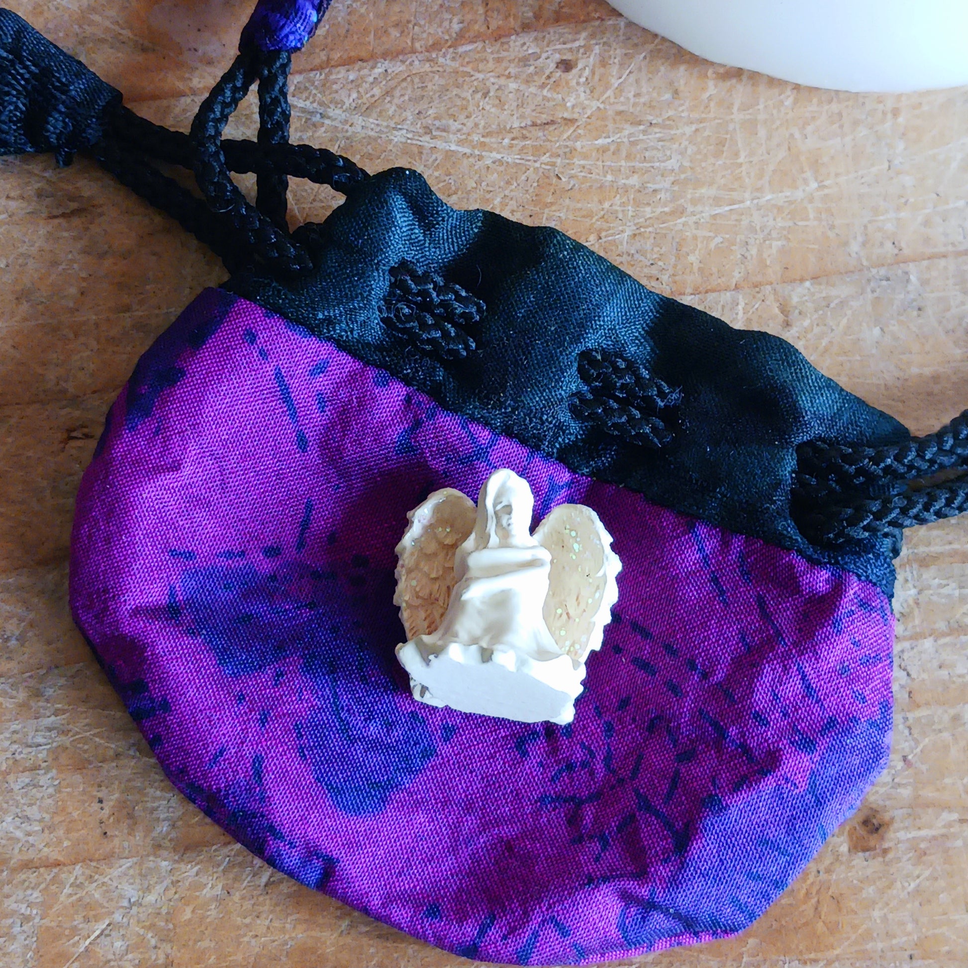 Hold a symbol of light and renewal in your hand with the Tiny Amazing Angel – Hope. This delicate 2 cm pocket angel statue reminds us that even in moments of darkness, hope endures and guides us gently toward brighter days.