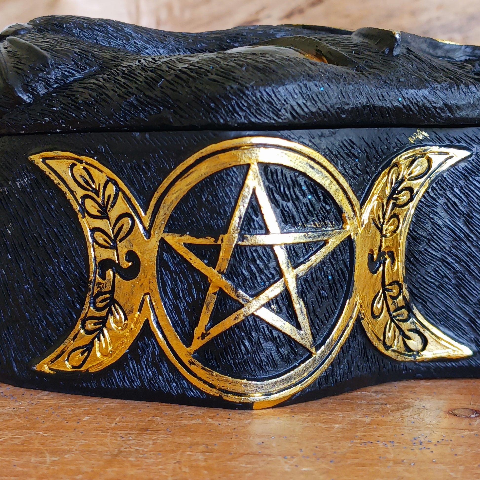 This enchanting Black Cat Triple Moon Trinket Box is the perfect blend of mystery and elegance. Featuring a striking black cat face with piercing eyes on the lid, it’s adorned with intricate, hand-painted gold triple moon designs. 