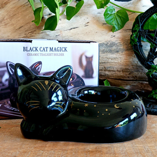 Create a warm and mystical atmosphere with this charming black cat ceramic tealight holder. Designed in the shape of a peacefully curled cat, this decorative candle holder adds a soft flickering glow to shelves, bedside tables, altars, and cosy corners of your home.