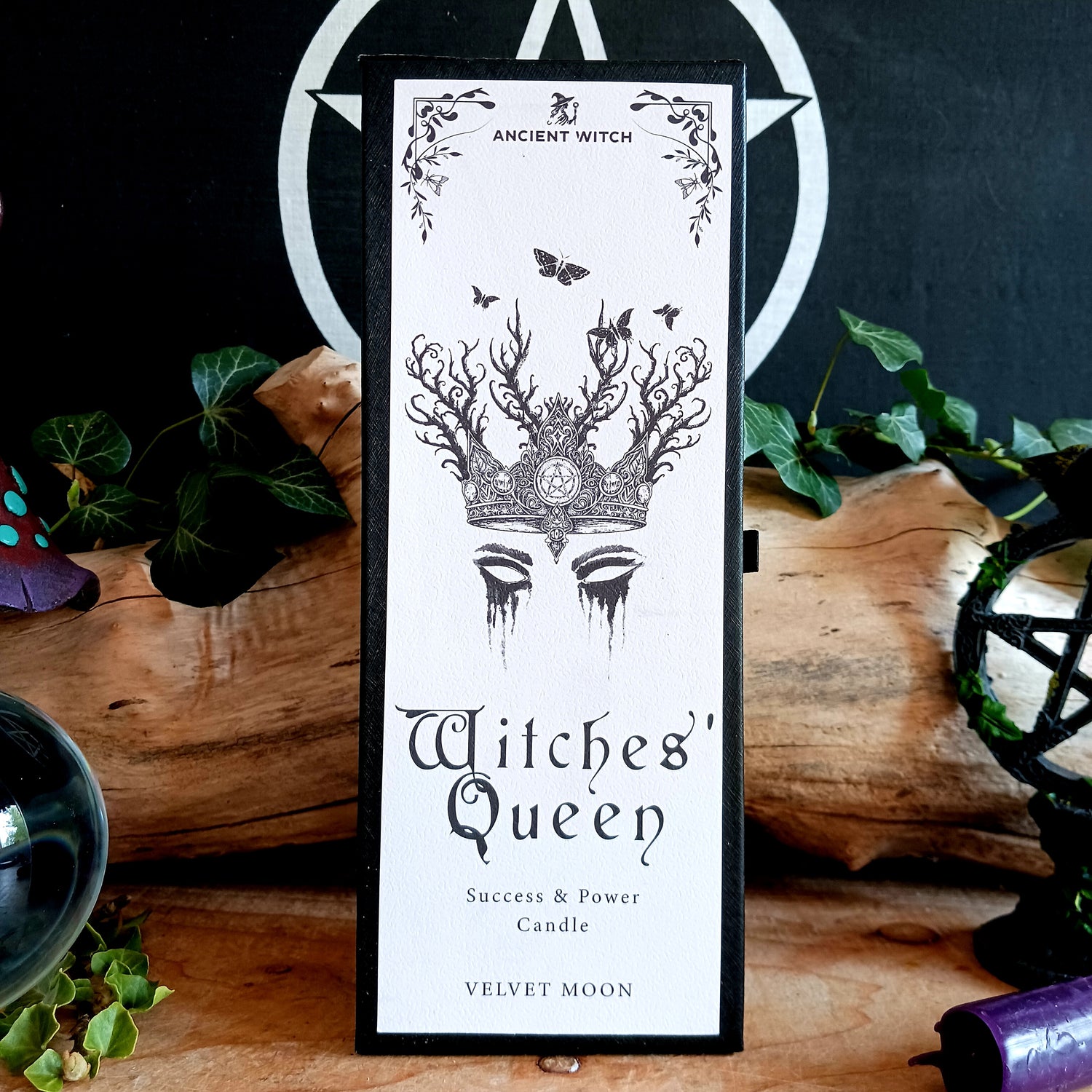 This Ancient Witch Witches' Queen Candle is perfect for manifesting power and success. With a wonderful fragrance of Velvet Moon (soft vanilla and white musk) this candle is crafted for bold leaders and intuitive creatives, channelling personal power and ambition. The crown and moths speak to transformation through courage and wisdom.