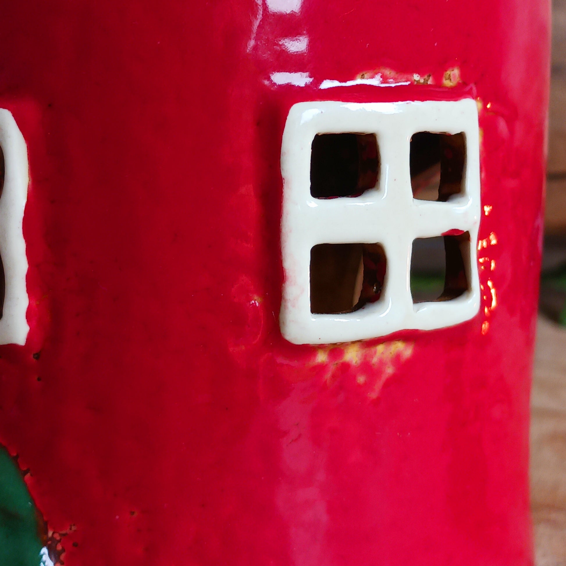 Bring timeless holiday charm to your home with this Handcrafted Christmas Oil Wax Warmer by Village Pottery. Designed in the shape of a festive wreath, this ceramic warmer combines beauty and practicality for the holiday season. Perfect for wax melts or essential oils, it creates a warm and inviting atmosphere as the fragrance fills your space.