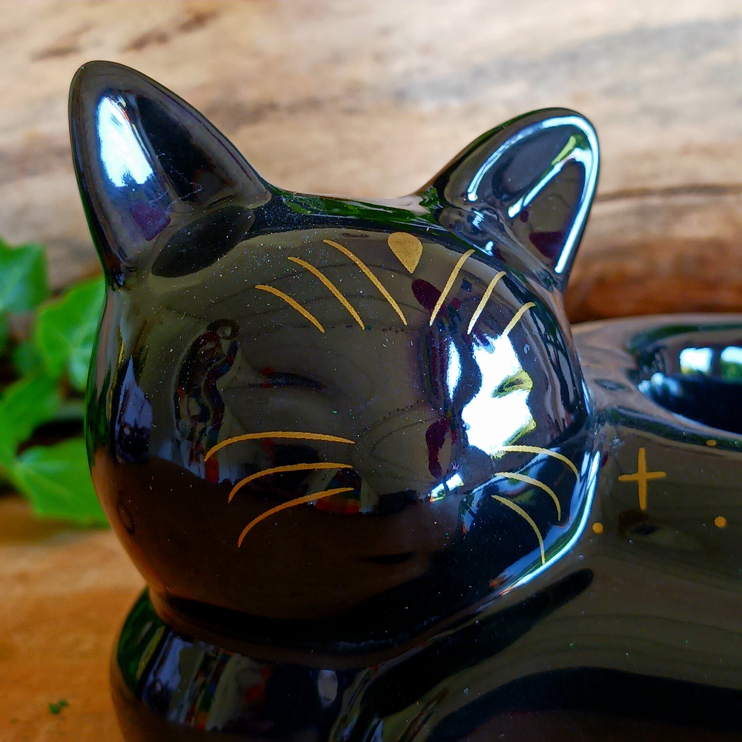 Create a warm and mystical atmosphere with this charming black cat ceramic tealight holder. Designed in the shape of a peacefully curled cat, this decorative candle holder adds a soft flickering glow to shelves, bedside tables, altars, and cosy corners of your home.