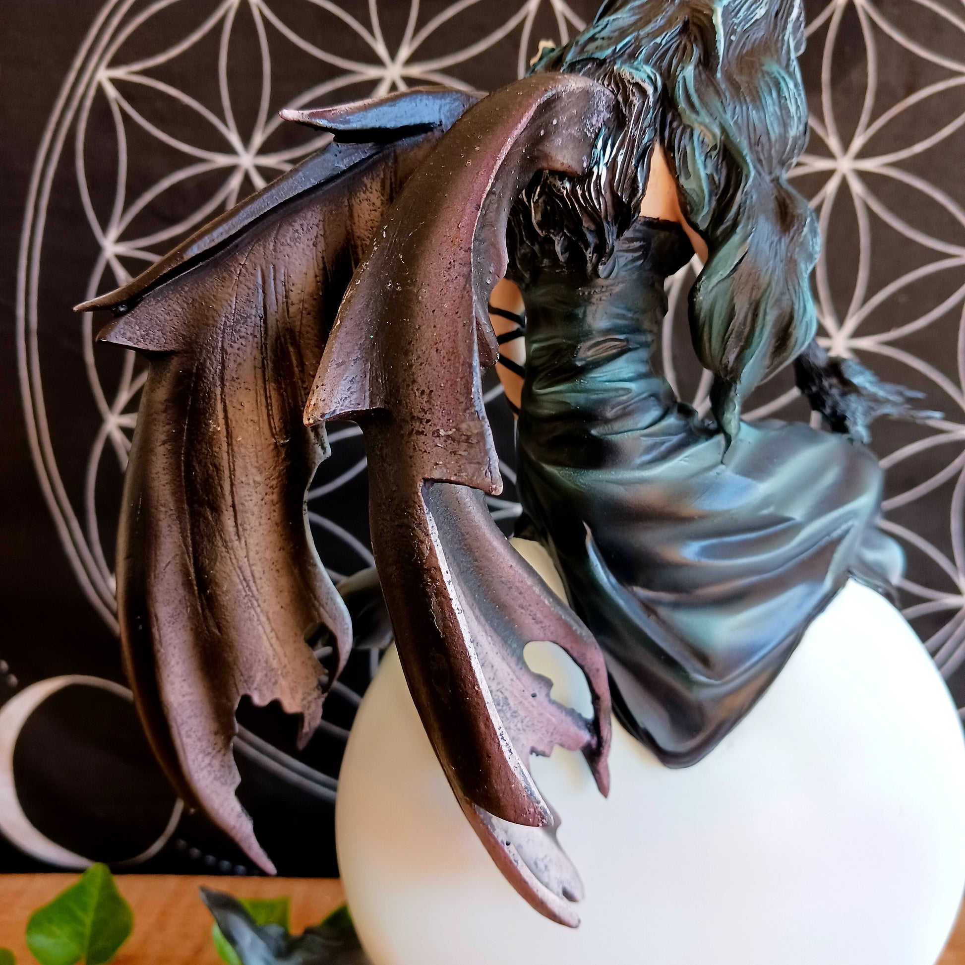 Step into a world of mystery and enchantment with this exquisite Fantasy figurine from Gothic brand Nemesis Now, inspired by the imagination of renowned artist and writer Nene Thomas.