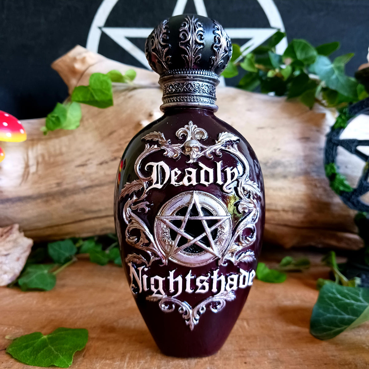 Add a touch of dark magic to your collection with this Gothic Deadly Nightshade Potion Bottle, a striking decorative piece inspired by occult symbolism, gothic style and dark fantasy.