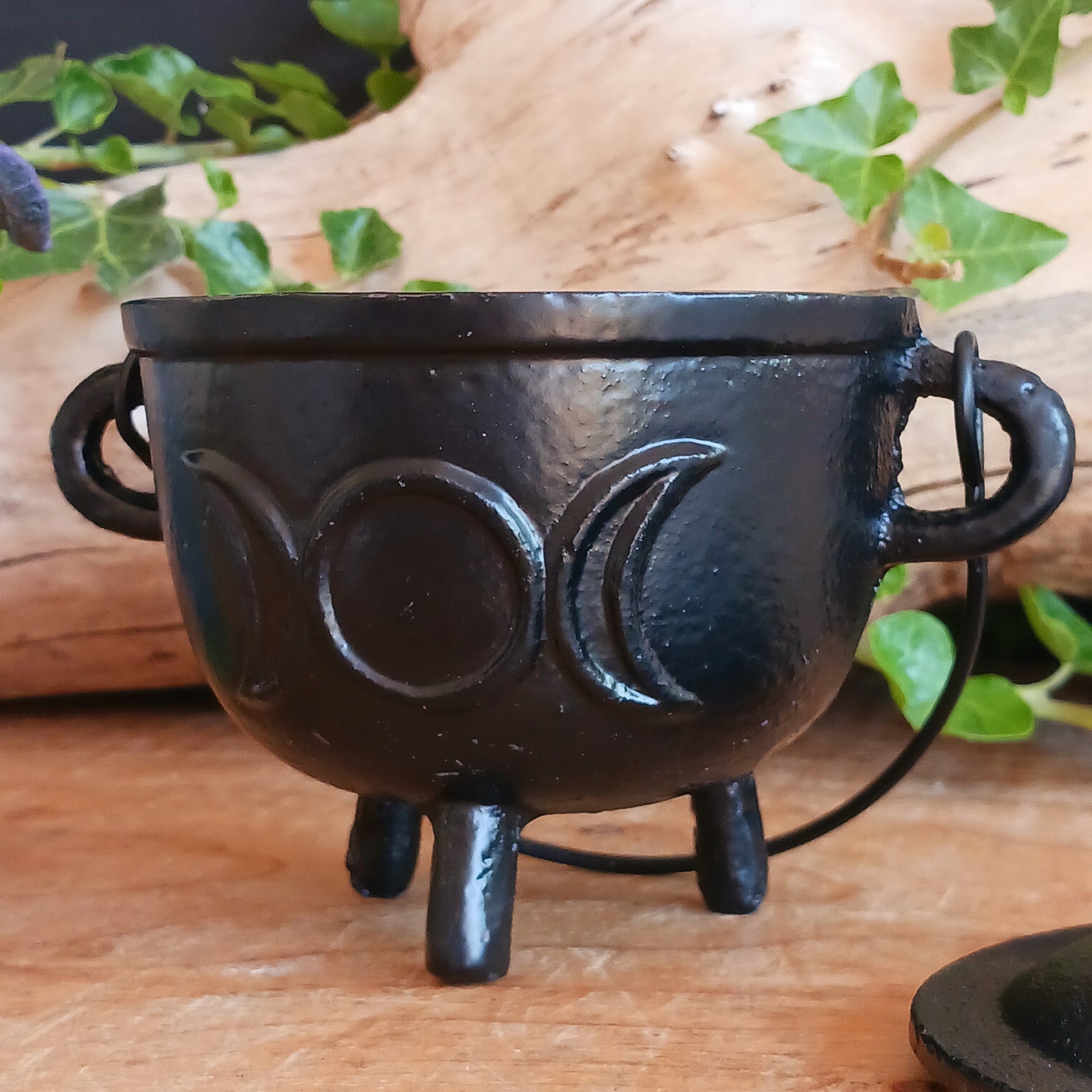 Embrace the power of lunar magic with our Cast Iron Cauldron with Triple Moon (11x13cm). Crafted from durable, high-quality cast iron, this cauldron is a timeless companion for rituals, meditations, and spiritual practices.