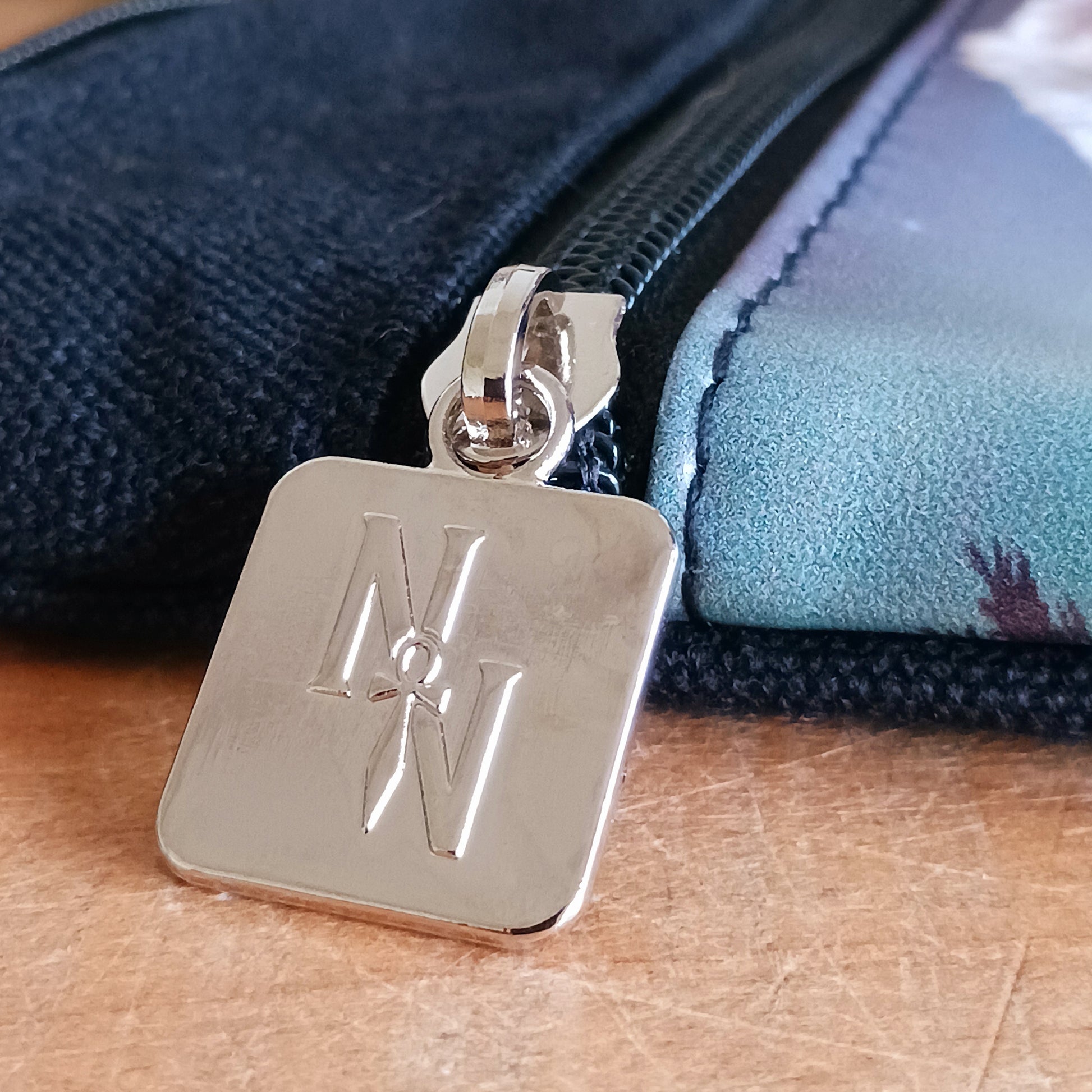 Step into a world of magic, guidance, and untamed wilderness with this stunning Lisa Parker Wolf & Pup Shoulder Bag, from Nemesis Now. Featuring enchanting artwork from the renowned fantasy and wildlife artist Lisa Parker, this bag captures a tender moment beneath a starlit sky as a majestic wolf watches protectively over their pup beneath the glowing aurora borealis.