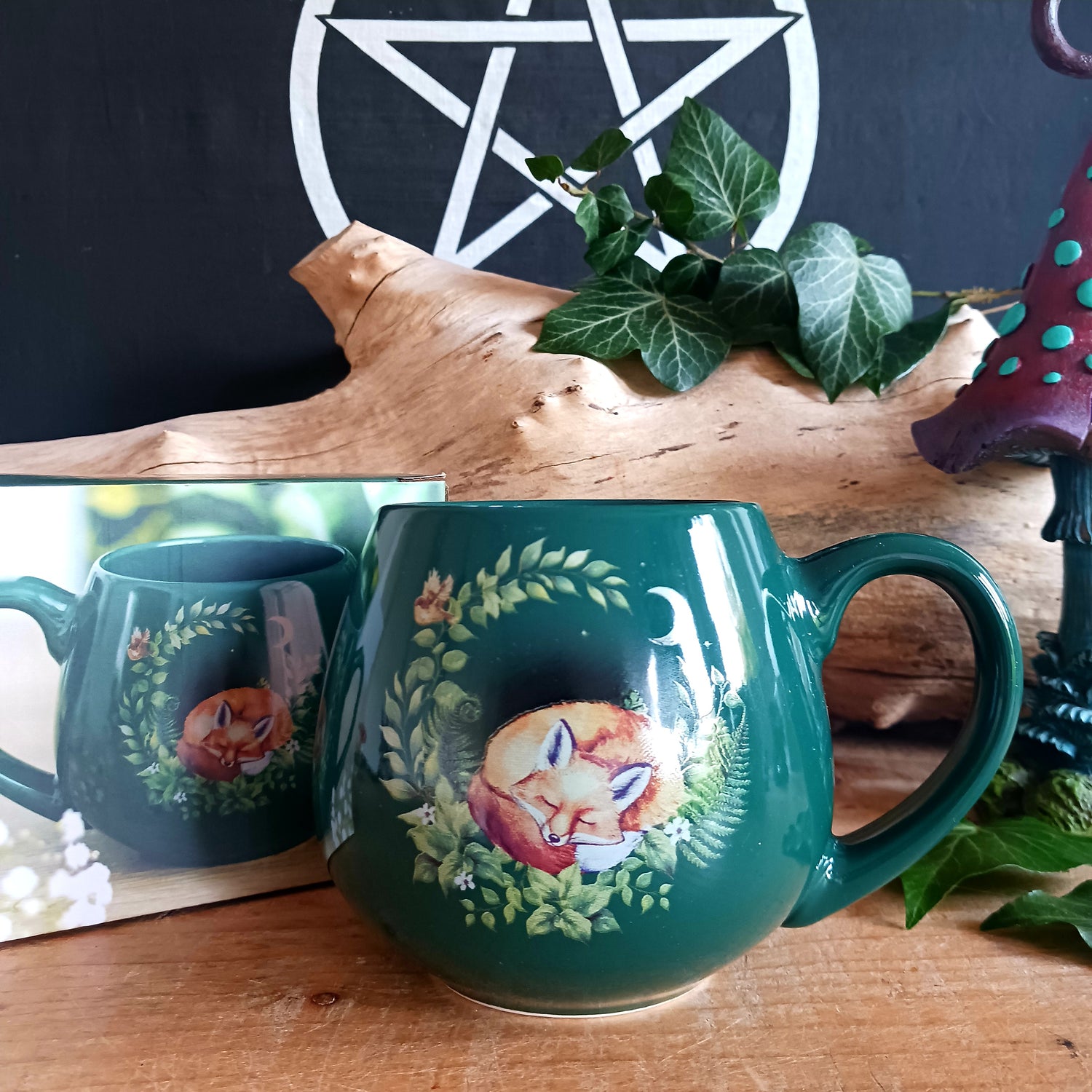 Start your day with a cosy cup of tea or coffee, enjoyed from this delightful ceramic mug featuring a sleeping fox nestled in the forest. Perfect for nature lovers, it makes a thoughtful gift for birthdays, housewarmings, or as a treat for yourself.