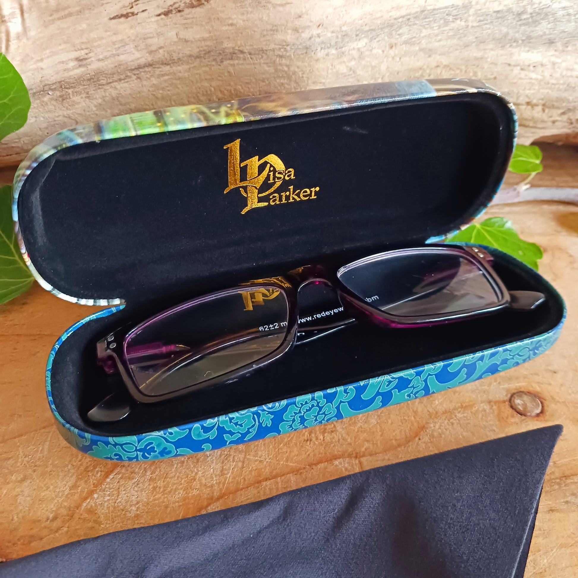 Protect your spectacles in enchanting style with this hard shell glasses case featuring Lisa Parker’s ‘Rusty Cauldron’ artwork. Designed to guard your eyewear from scratches, pressure, and everyday wear, this sturdy case is perfect for handbags, backpacks, or bedside storage.