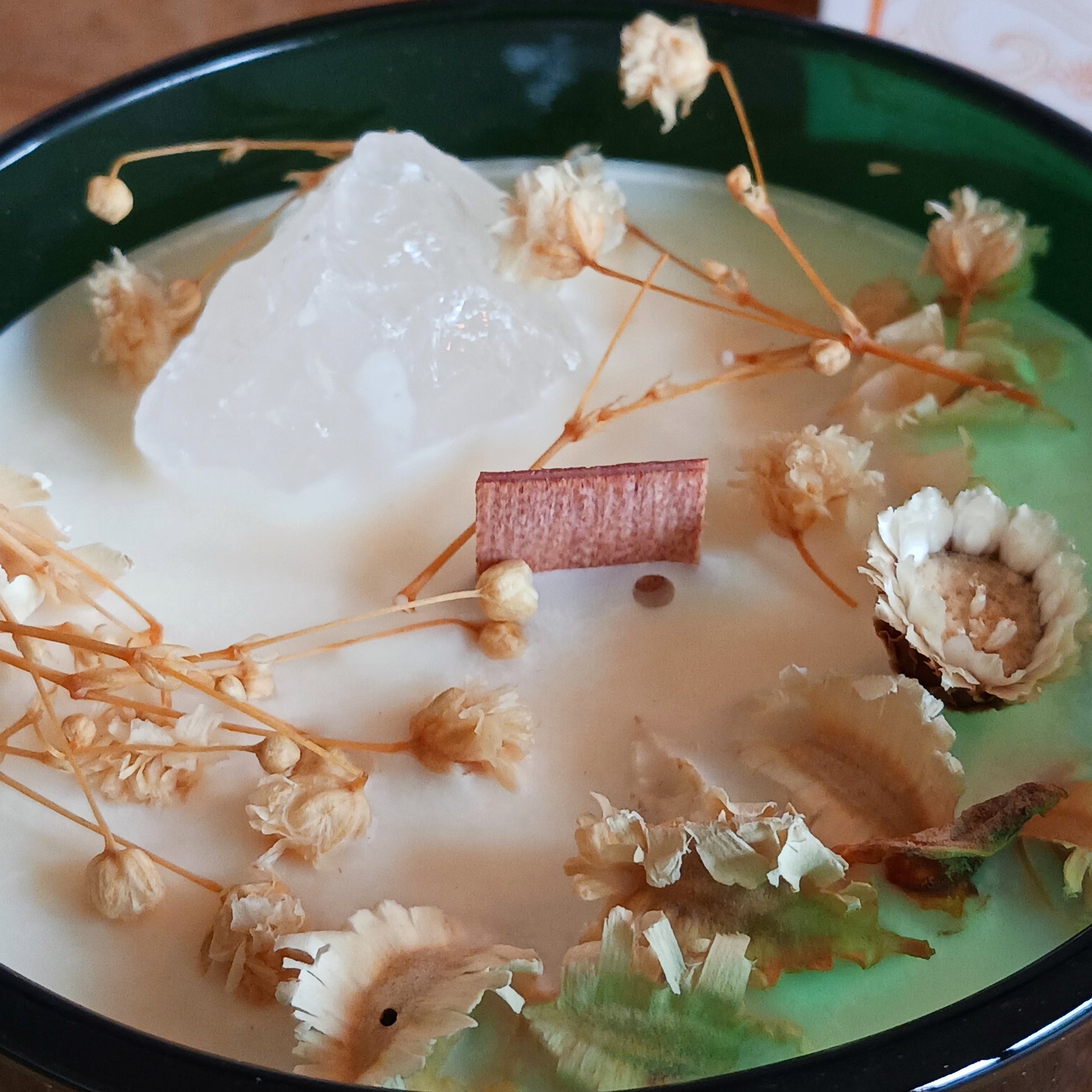 Step into the mystical world with this Hop Hare Crystal Magic Flower Candle - The Lion, crafted with Rock Quartz and dry flowers.