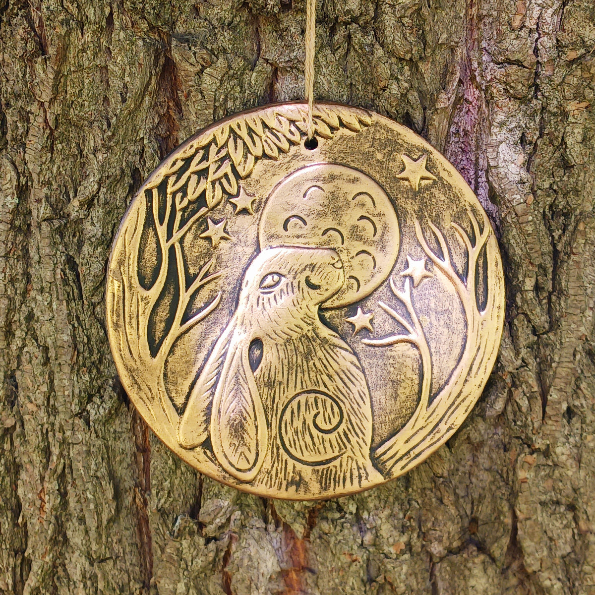 Add a touch of mystical woodland charm to your home with this beautiful Lisa Parker Moon Gazing Hare Terracotta Plaque. Featuring a striking hare gazing towards the moon, this circular decorative plaque has a distinctive copper-effect finish that gives it a warm, antique-inspired appearance.