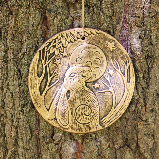 Add a touch of mystical woodland charm to your home with this beautiful Lisa Parker Moon Gazing Hare Terracotta Plaque. Featuring a striking hare gazing towards the moon, this circular decorative plaque has a distinctive copper-effect finish that gives it a warm, antique-inspired appearance.
