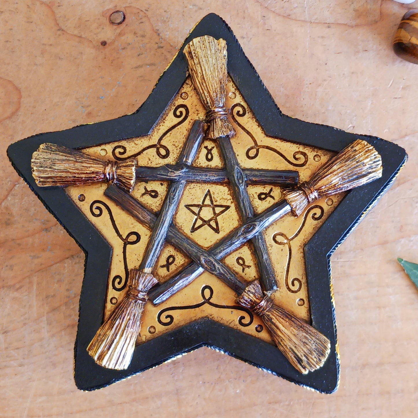 Mystical pentagram jewellery box with witch broom design. Durable polyresin, 16x16x7 cm. Perfect for jewellery, herbs, crystals & keepsakes.