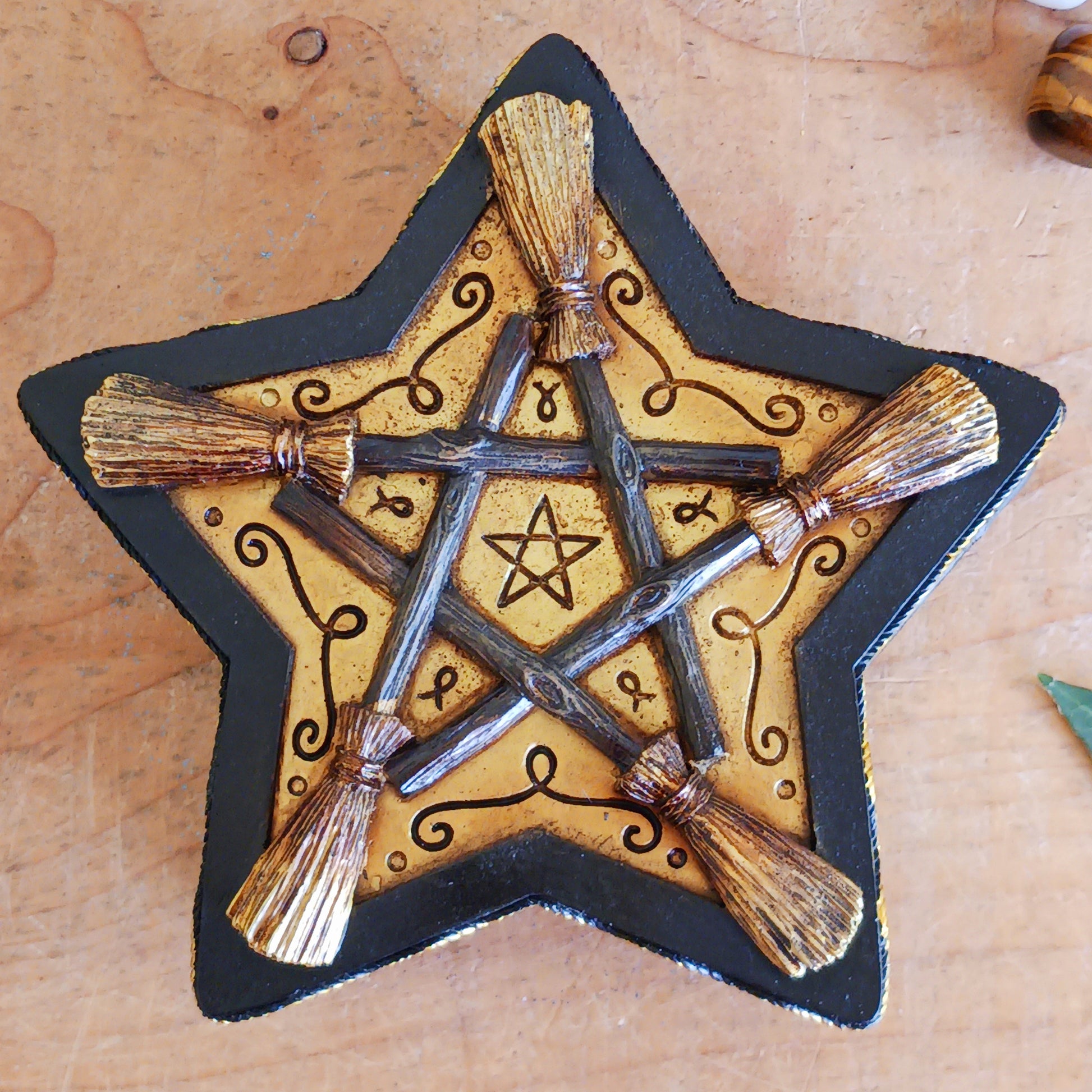 Mystical pentagram jewellery box with witch broom design. Durable polyresin, 16x16x7 cm. Perfect for jewellery, herbs, crystals & keepsakes.