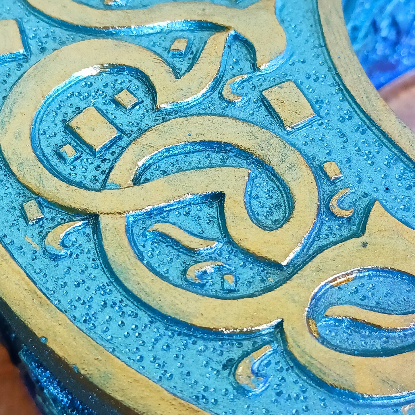 Safely store your small crystals, jewellery, or magical keepsakes in this enchanting&nbsp;Blue Crescent Moon Trinket Box. Crafted from durable cold-cast resin, this Wiccan-inspired box is shaped like a crescent moon and features a fully removable lid. The raised lid design showcases curled silver ribbons set against a deep blue background, framed with a matching border. Celtic knotwork patterns adorn the sides, adding a mystical charm.